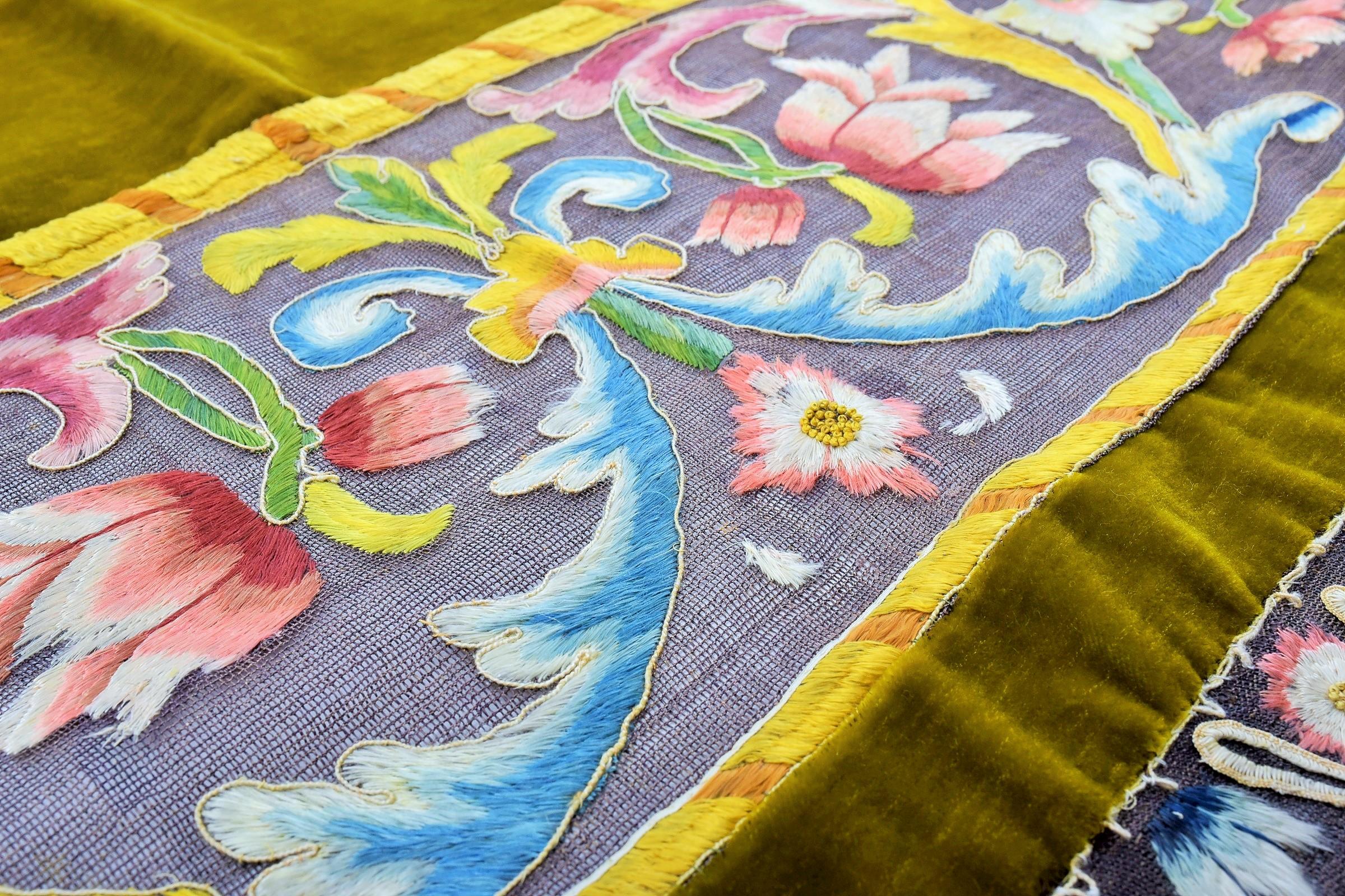 Tapis de table ou couvre-lit en velours et broderies sur filet de lin - Italie 17ème siècle en vente 3