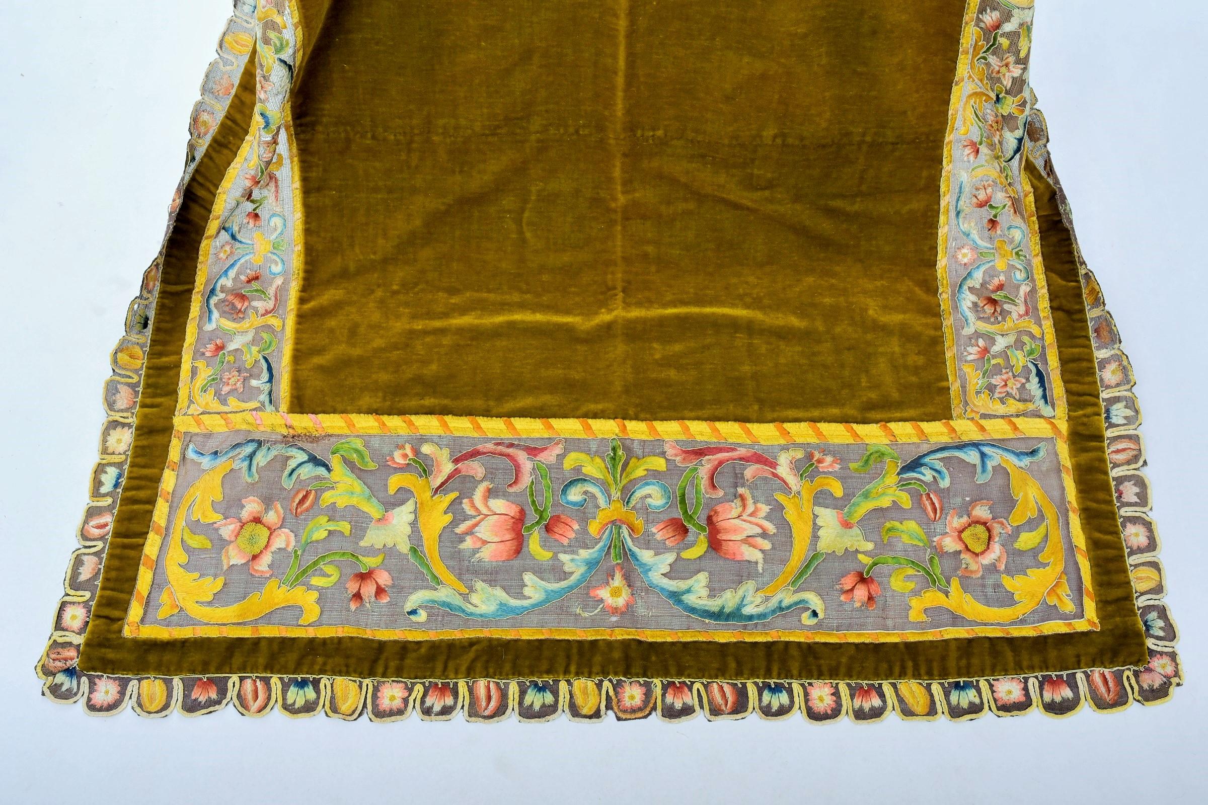Tapis de table ou couvre-lit en velours et broderies sur filet de lin - Italie 17ème siècle en vente 4
