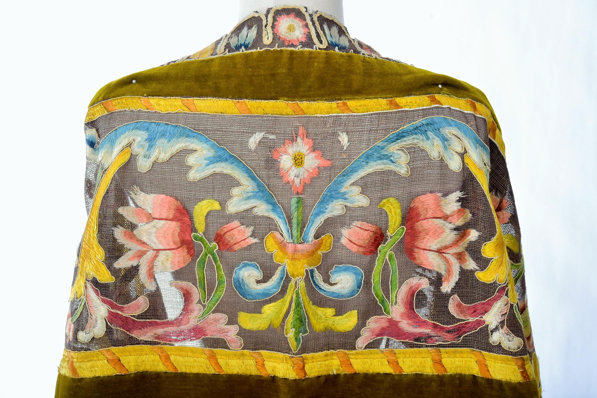 Tapis de table ou couvre-lit en velours et broderies sur filet de lin - Italie 17ème siècle en vente 5