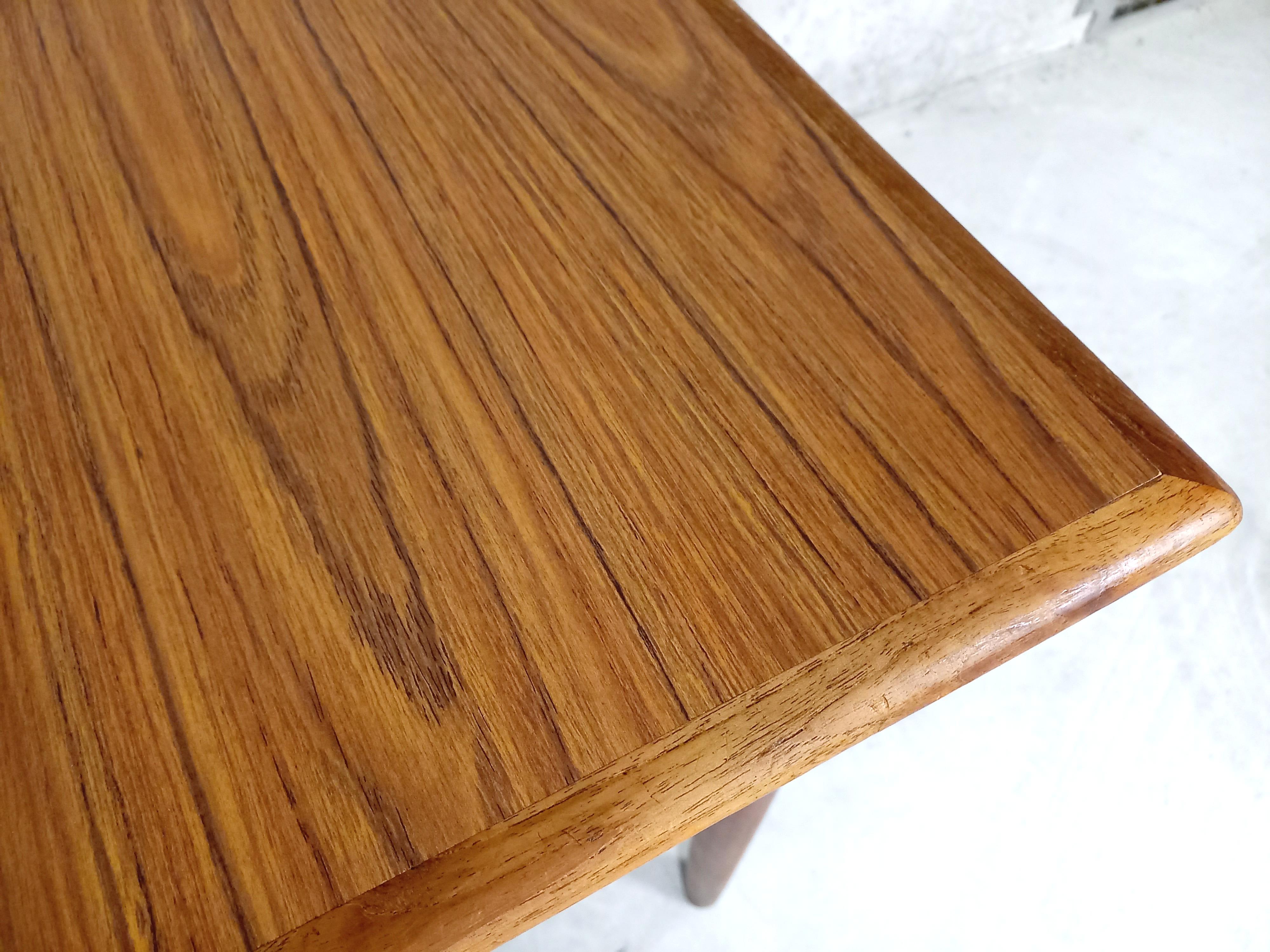 Table scandinave vintage des années 50 60 en teck et formica décor teck sur le plateau, bon état (rayures d'usage sur le formica et le bois). Dimension adaptée à de petites surfaces.
Hauteur : 72 cm
Largeur : 70 cm
Longueur : 110 cm

