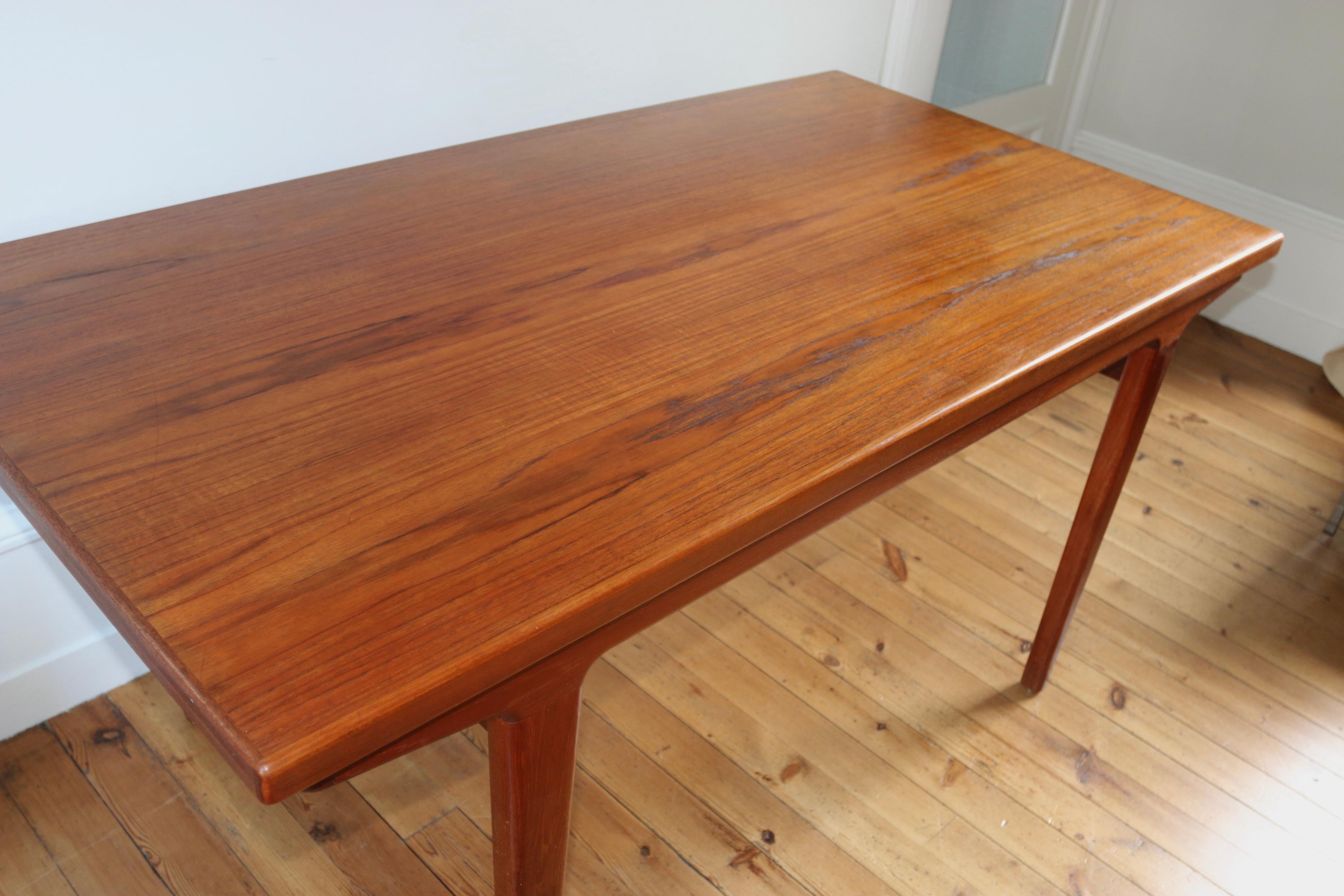 Mid-20th Century Table scandinave vintage en teck 1960 For Sale