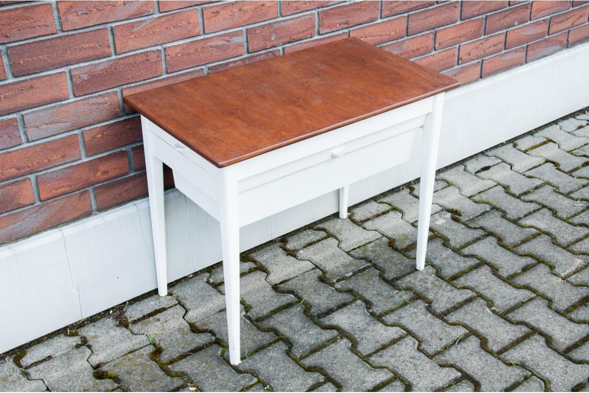 Tavolo con cassetti della prima metà del XX secolo, Scandinavia.

Dimensioni: altezza 60 cm / larghezza 76 cm / profondità 44 cm