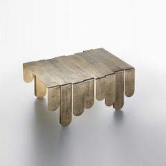 Table, am designs sculpturaux en feuilles de laiton, forme monolithique texturée, Italie