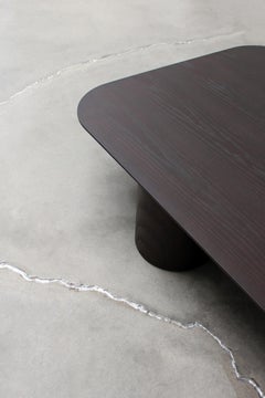 Table, table basse sculpturale en Wood Design, finition en placage de frêne de réglisse, Italie