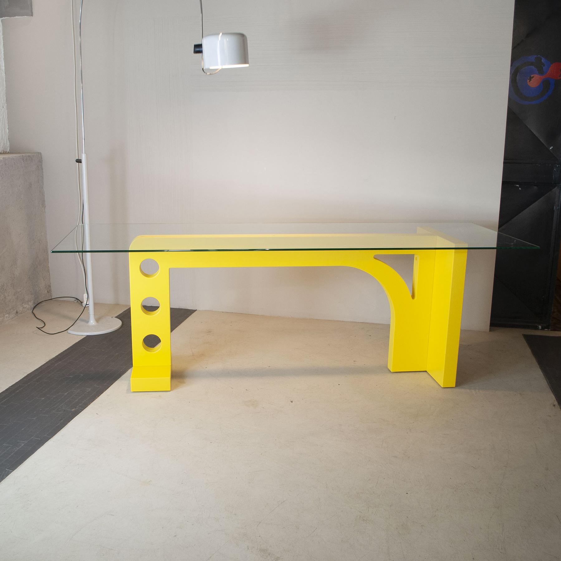 Table de la série Meccano réalisée par l'équipe de design de Cellule Creative Studio pour un espace futuriste, la table s'inspire de certains éléments du célèbre jeu Meccano et du grand architecte italien Cesar Leonardi, la couleur vibrante est un