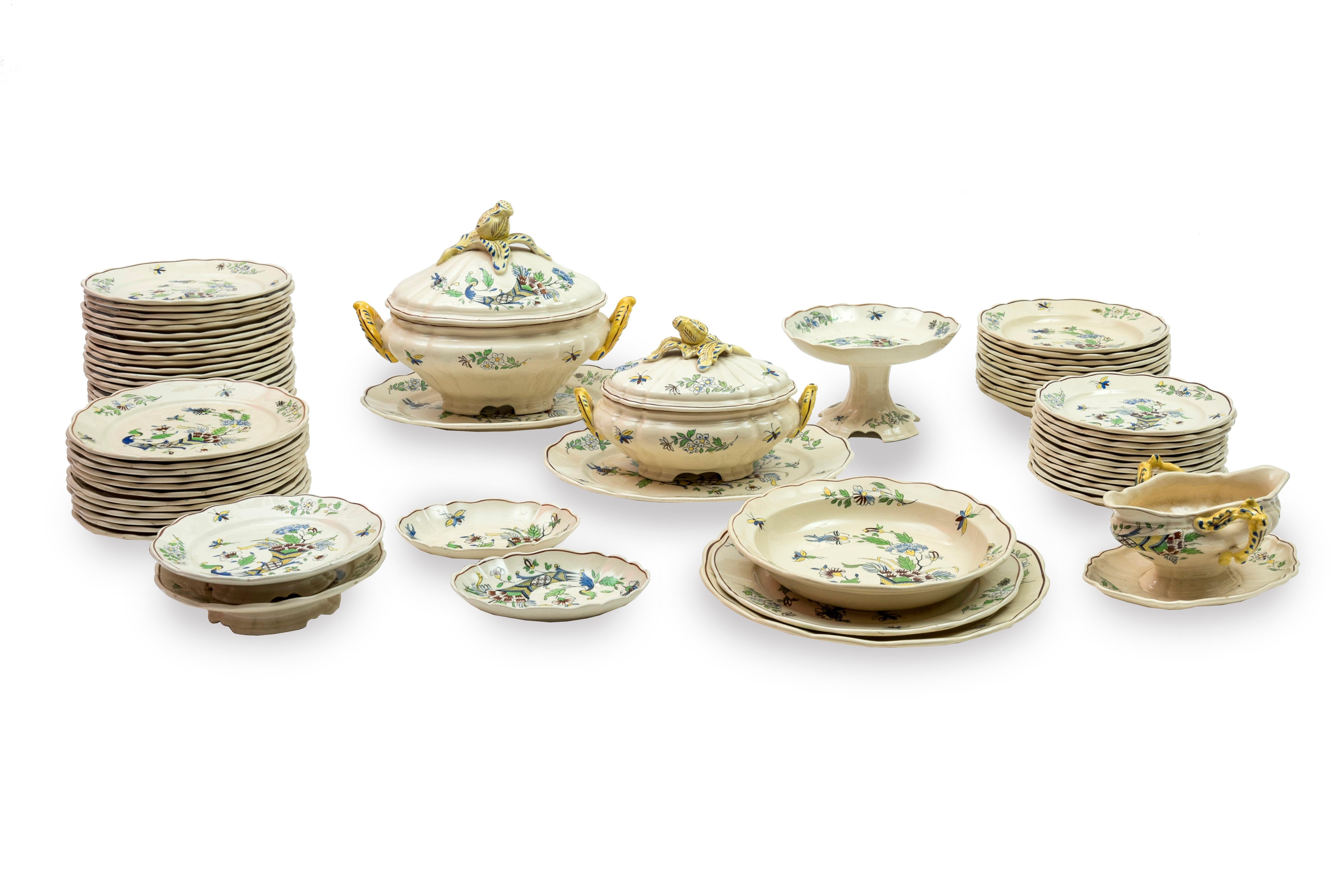 Table Service with Cornucopias, Keramis, Boch Freres, early 20th century
Fine faience
Before 1936

12 soup plates 
12 dessert plates
12 flat plates 
2 low-fat compote 
2 dishes 
1 sauce boat
1 high compotier
2 large oval dishes 
2 large