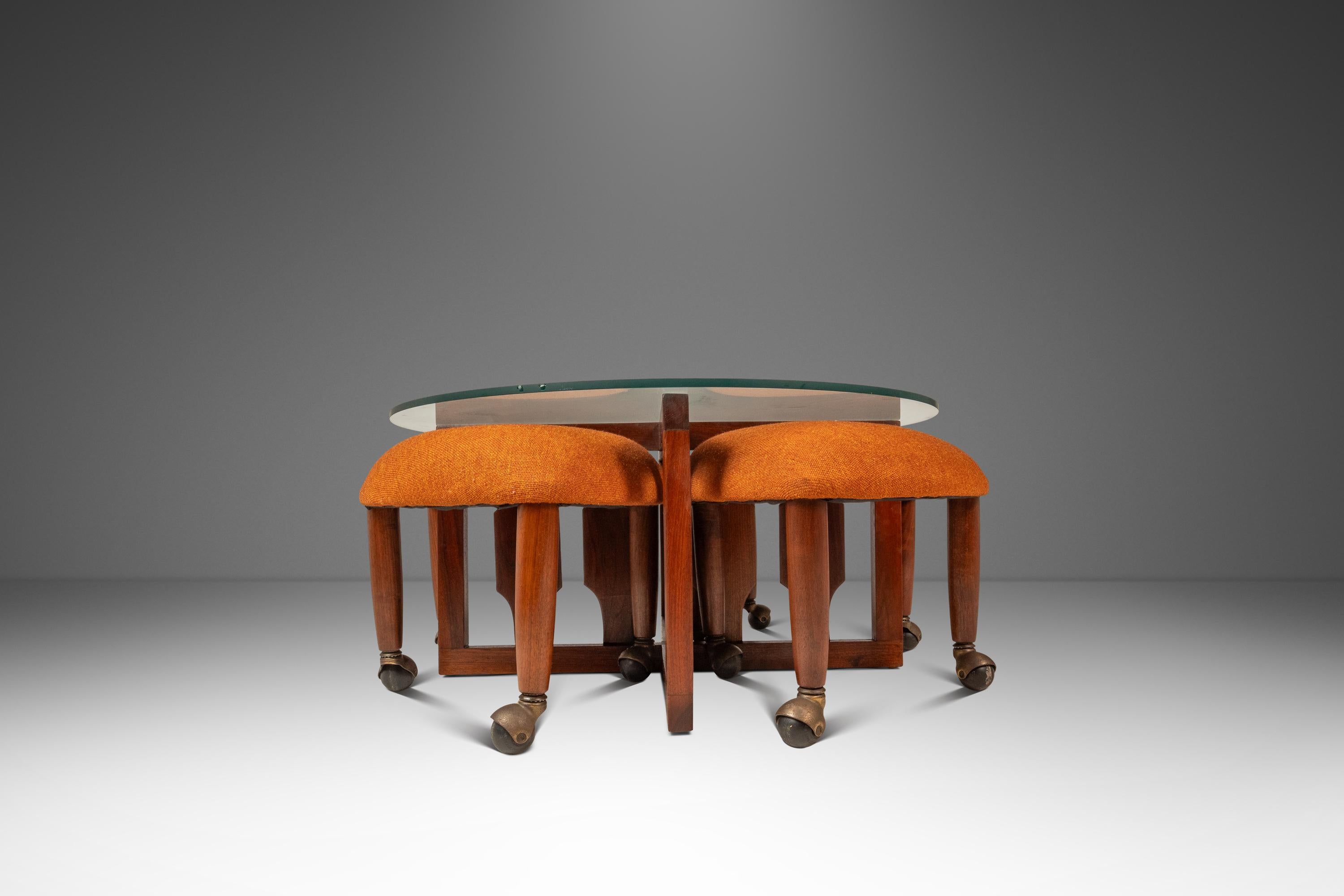 Conçu par l'incomparable Adrian Pearsall, ce café sculptural emblématique accompagné d'un set de quatre  Les tabourets roulants 