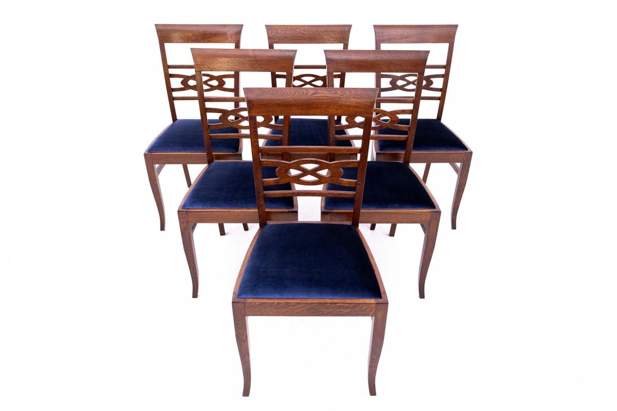 Table set, Poland, 1930s.

Very good condition, after professional renovation. The seats of the chairs have been covered with new fabric.

Wood: oak

Dimensions

Table height 80 cm length 139 cm / after extension 251 cm depth 109 cm

Chairs height