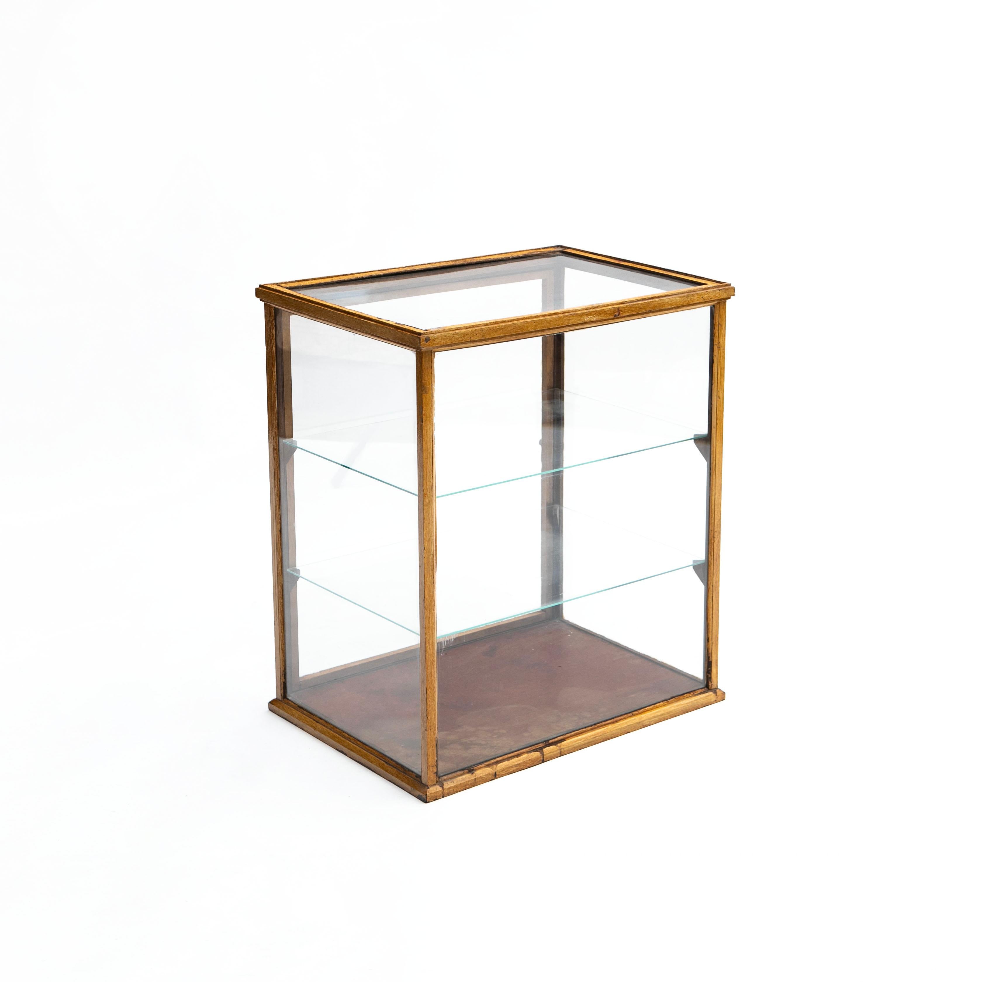 Explore timeless elegance with our exquisite Table Showcase / Display Cabinet, a captivating piece from Denmark dating back to 1880-1900. 
Meticulously crafted in pine, the original yellow color and beautiful natural patina make it a unique addition