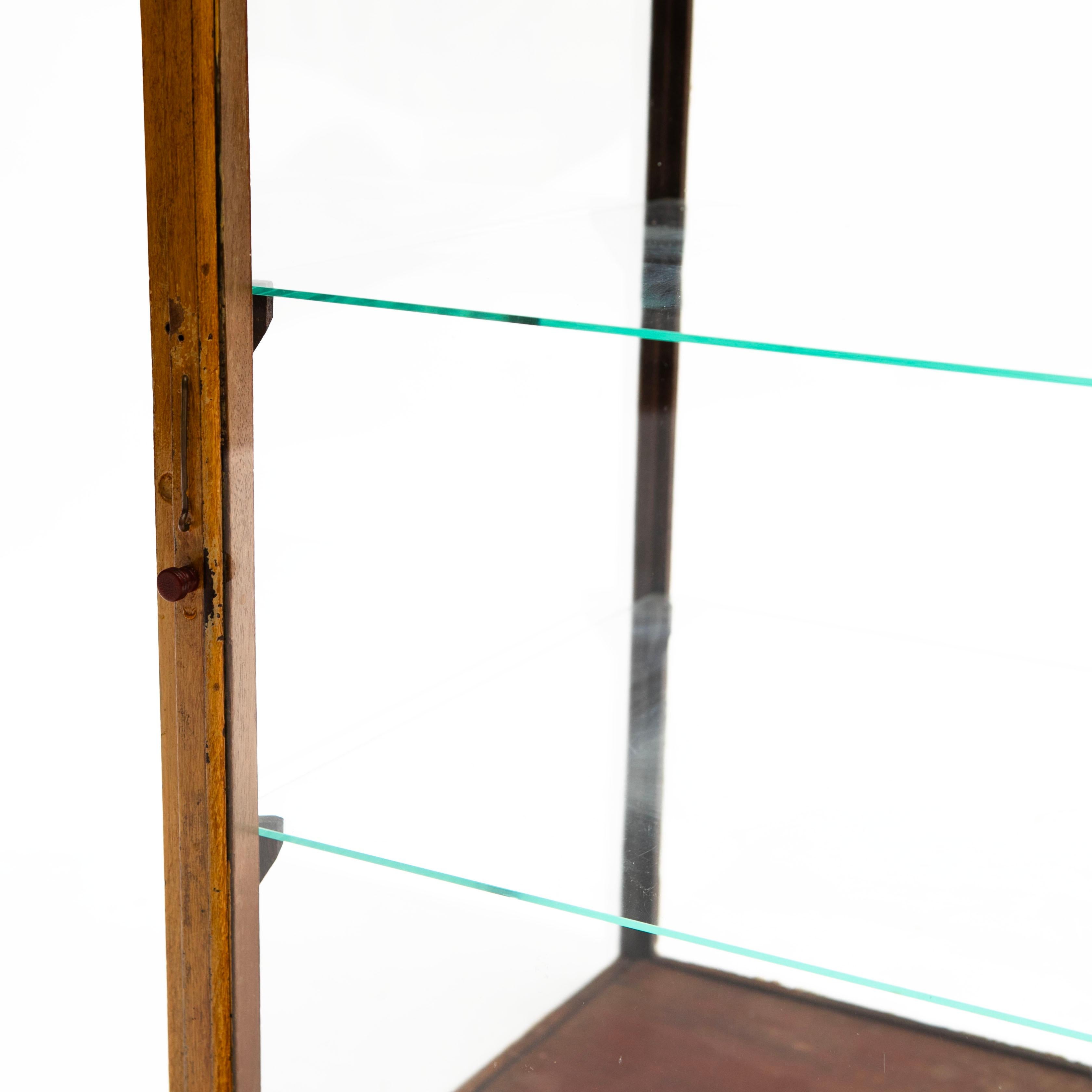 Table Showcase / Display Cabinet - In Pine. Original paint In Good Condition For Sale In Kastrup, DK