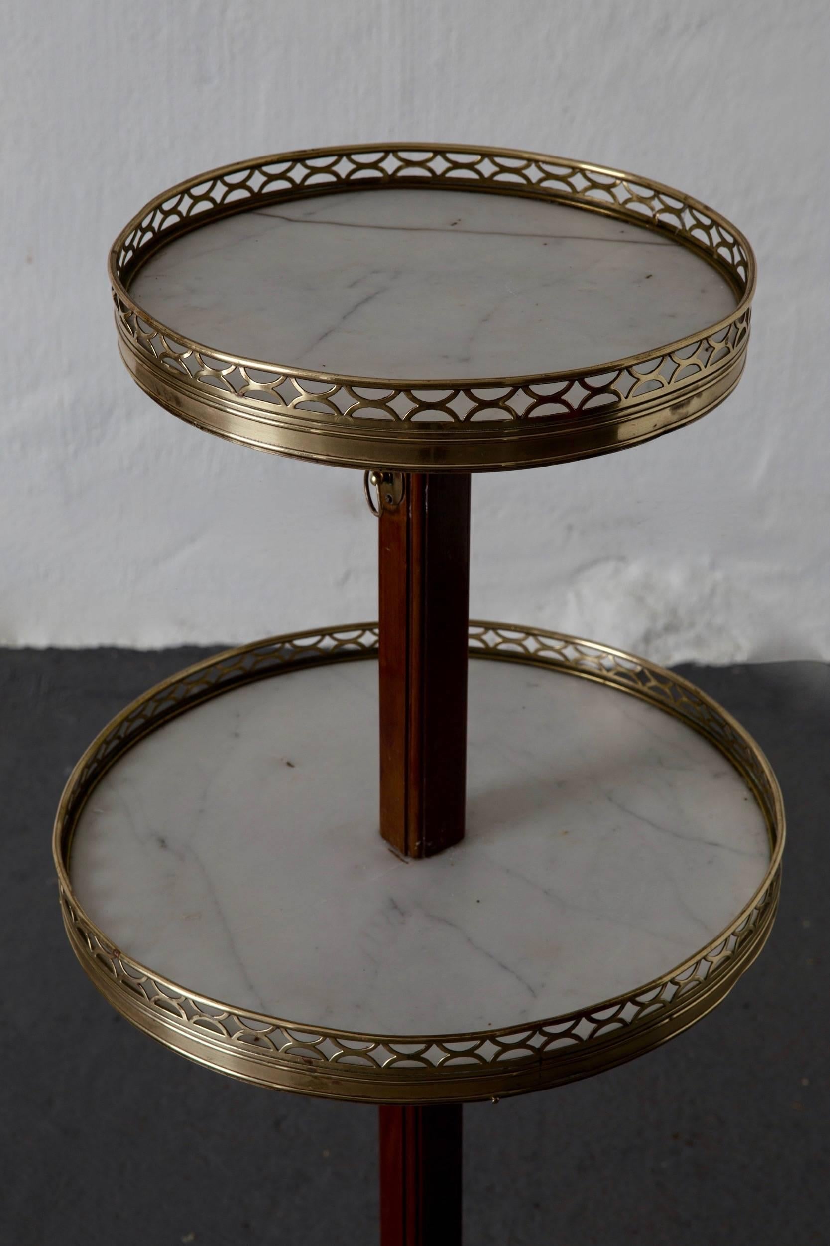 Directoire Table à plateau de table anglais en acajou, laiton et marbre 19ème siècle Angleterre en vente