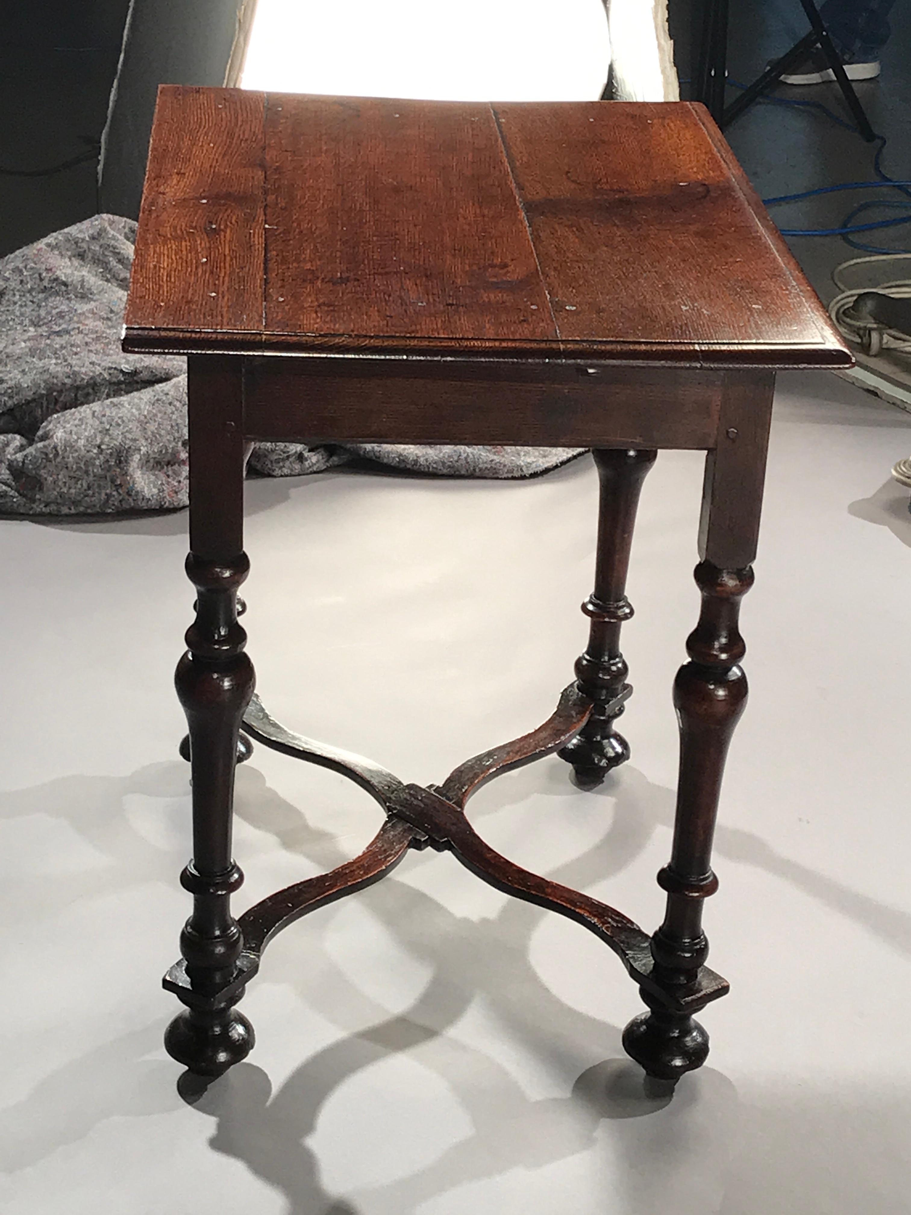 English Table Sidetable Centretable Ocassional X-Stretcher Oak, Anglo-Dutch Bun Feet For Sale