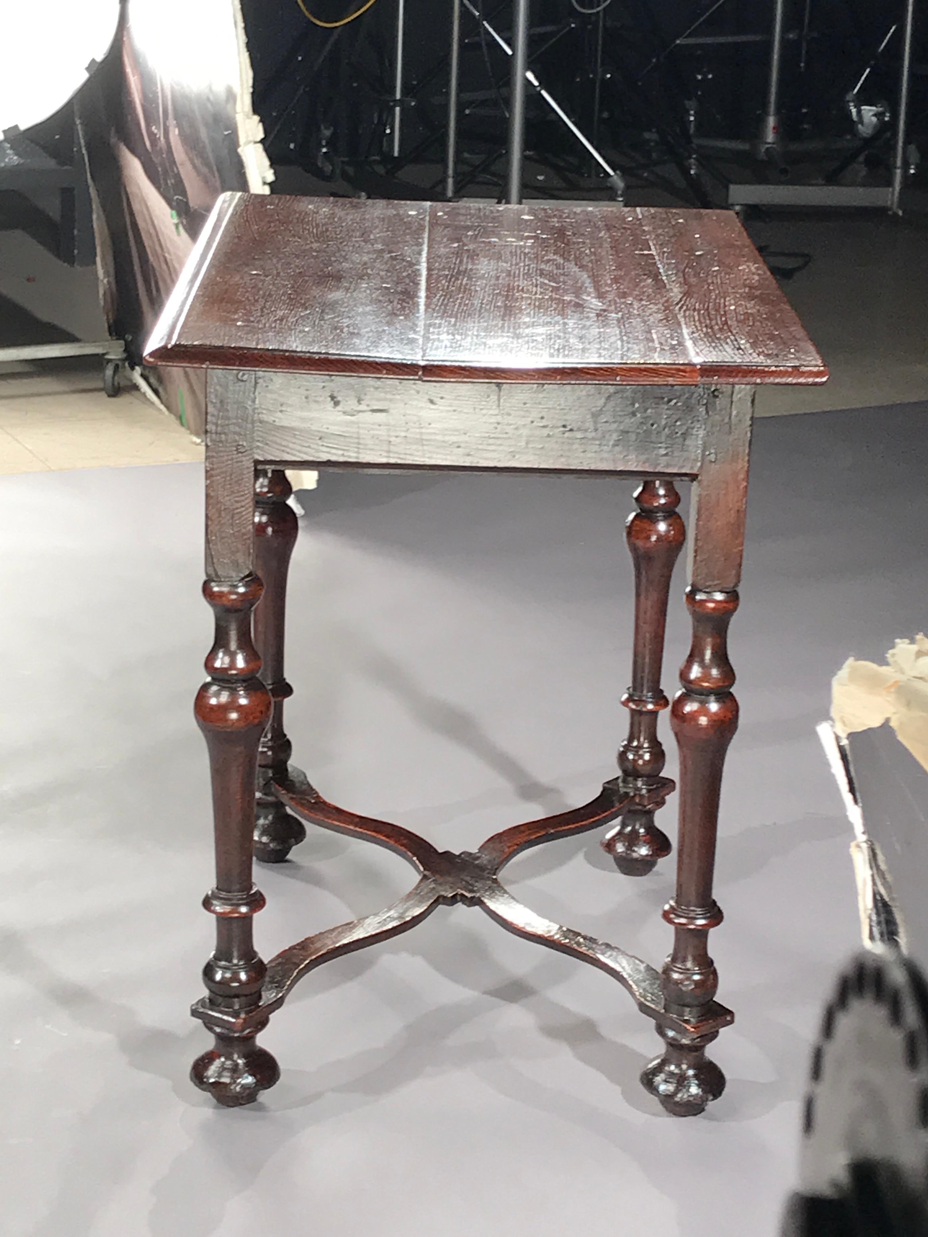 Joinery Table Sidetable Centretable Ocassional X-Stretcher Oak, Anglo-Dutch Bun Feet For Sale