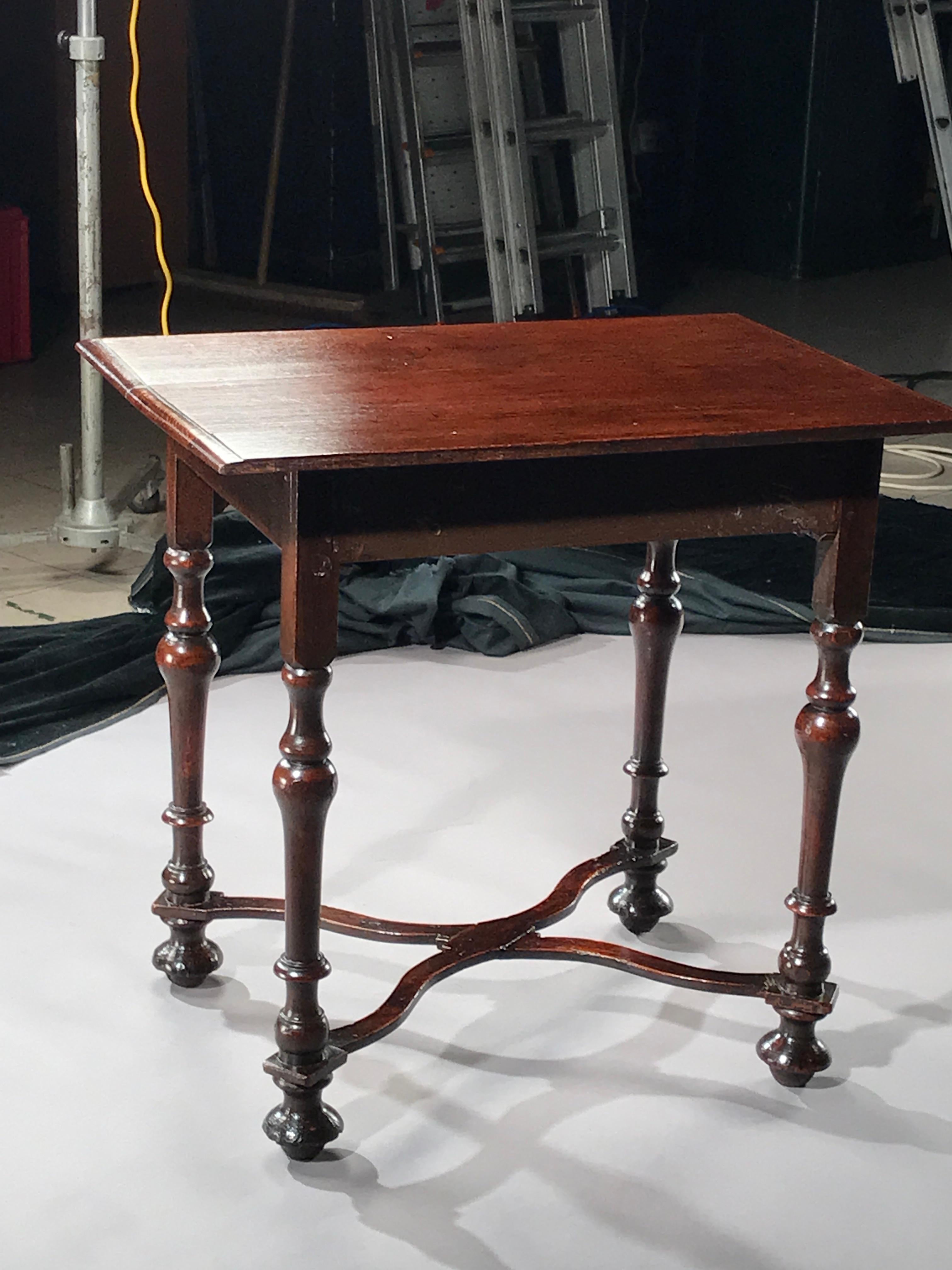 Table Sidetable Centretable Ocassional X-Stretcher Oak, Anglo-Dutch Bun Feet In Good Condition For Sale In BUNGAY, SUFFOLK