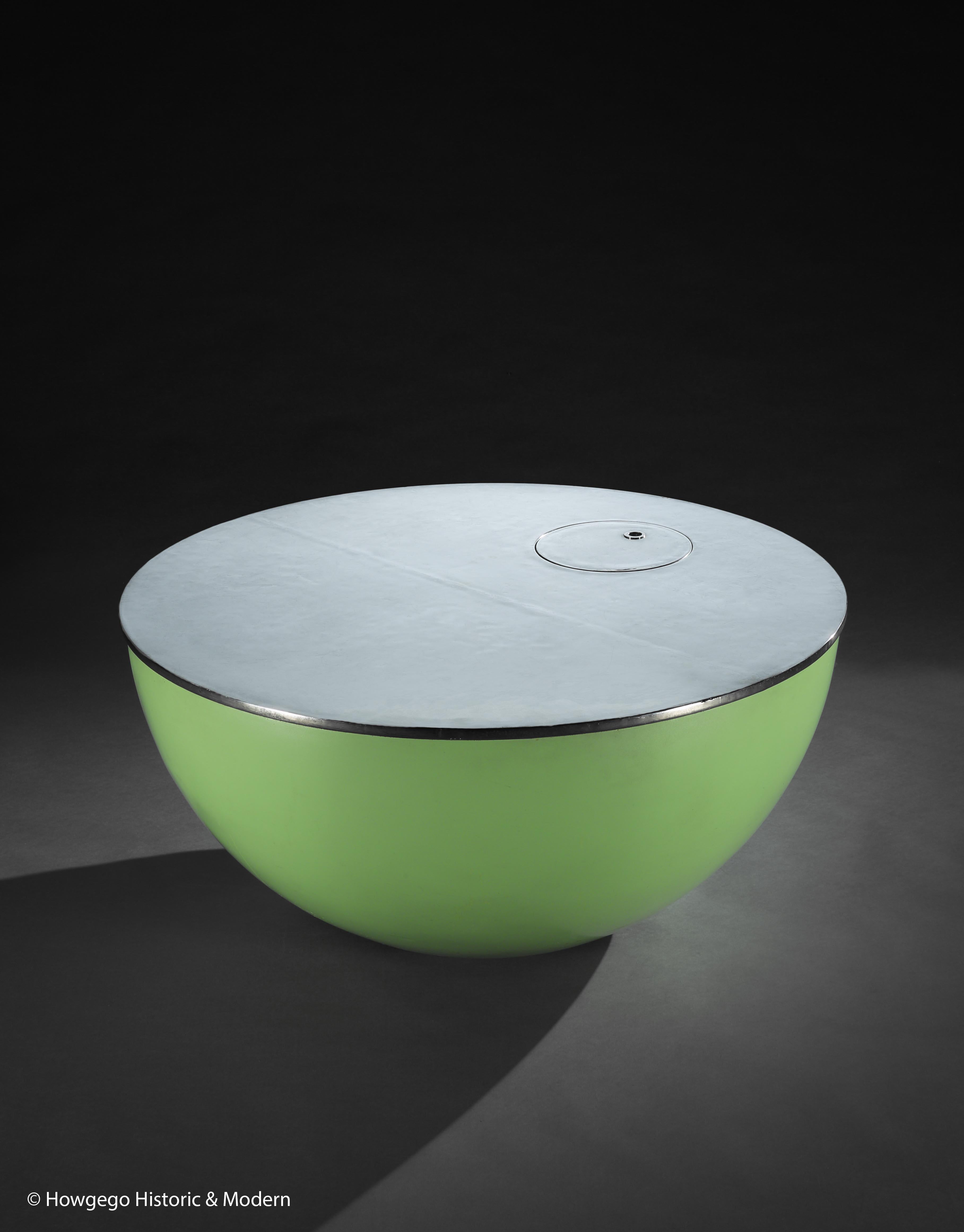 Rare, sphérique, boule ou pod, futuriste, vert lime (référence pantone 13-0442 TPG green glow, canapé ou table basse, le plateau en acier inoxydable avec compartiment pour seau à glace, vintage 1960's.  

Le design innovant et futuriste du