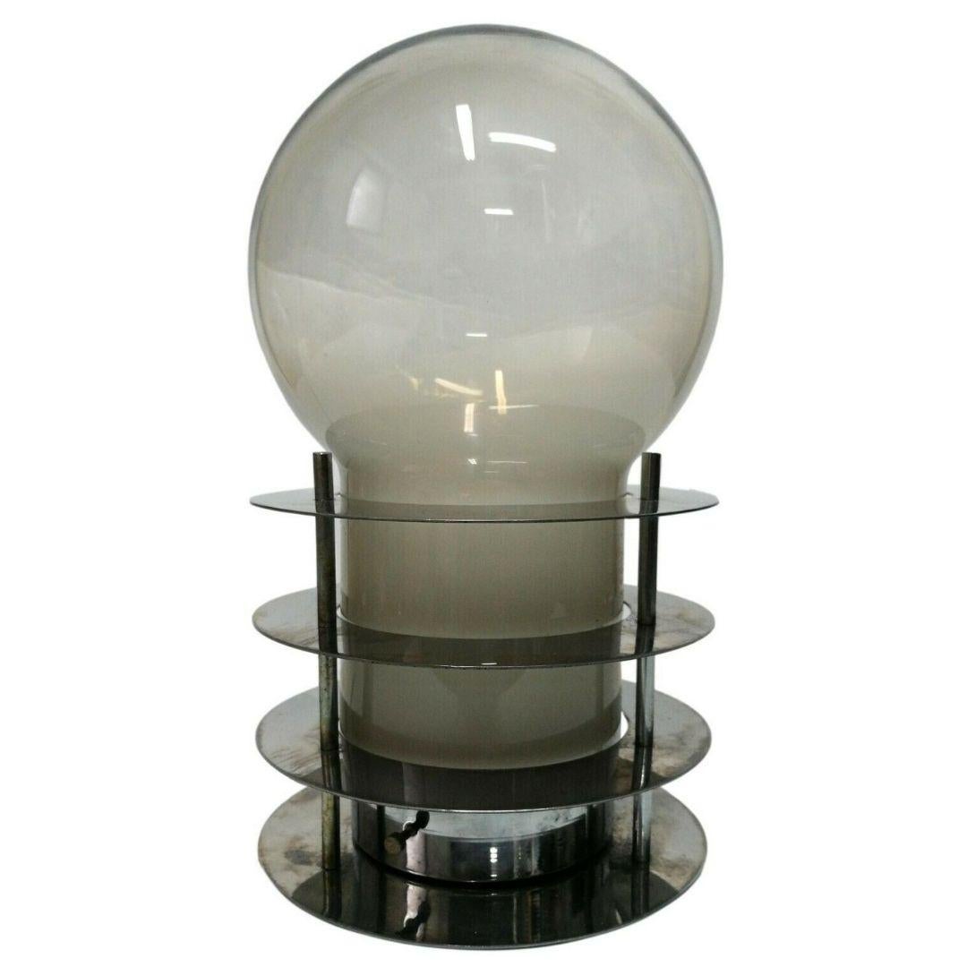 table lamp in steel and blown murano glass, tronconi production, original from the 1970s

Concentric ring structure

It measures 30 cm in height, 16 cm in diameter, in excellent storage conditions, as shown in the photos

Two copies available.