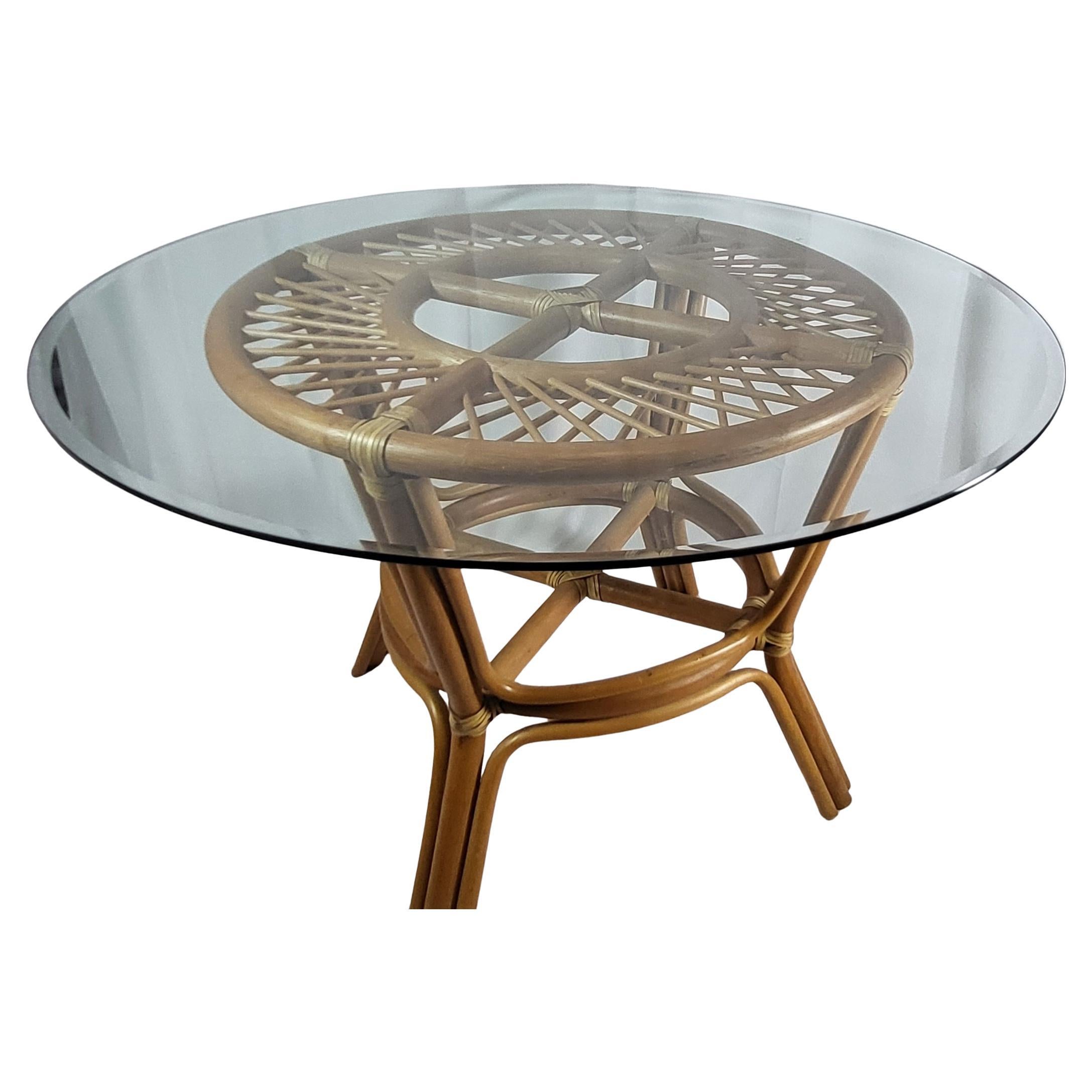 Cette table en rotin, inspirée par le style audoux et minet des années 1970, est véritablement une pièce maîtresse du design vintage. Son plateau en verre clair, impeccablement conservé, sublime chaque espace avec une touche d'élégance indéniable.