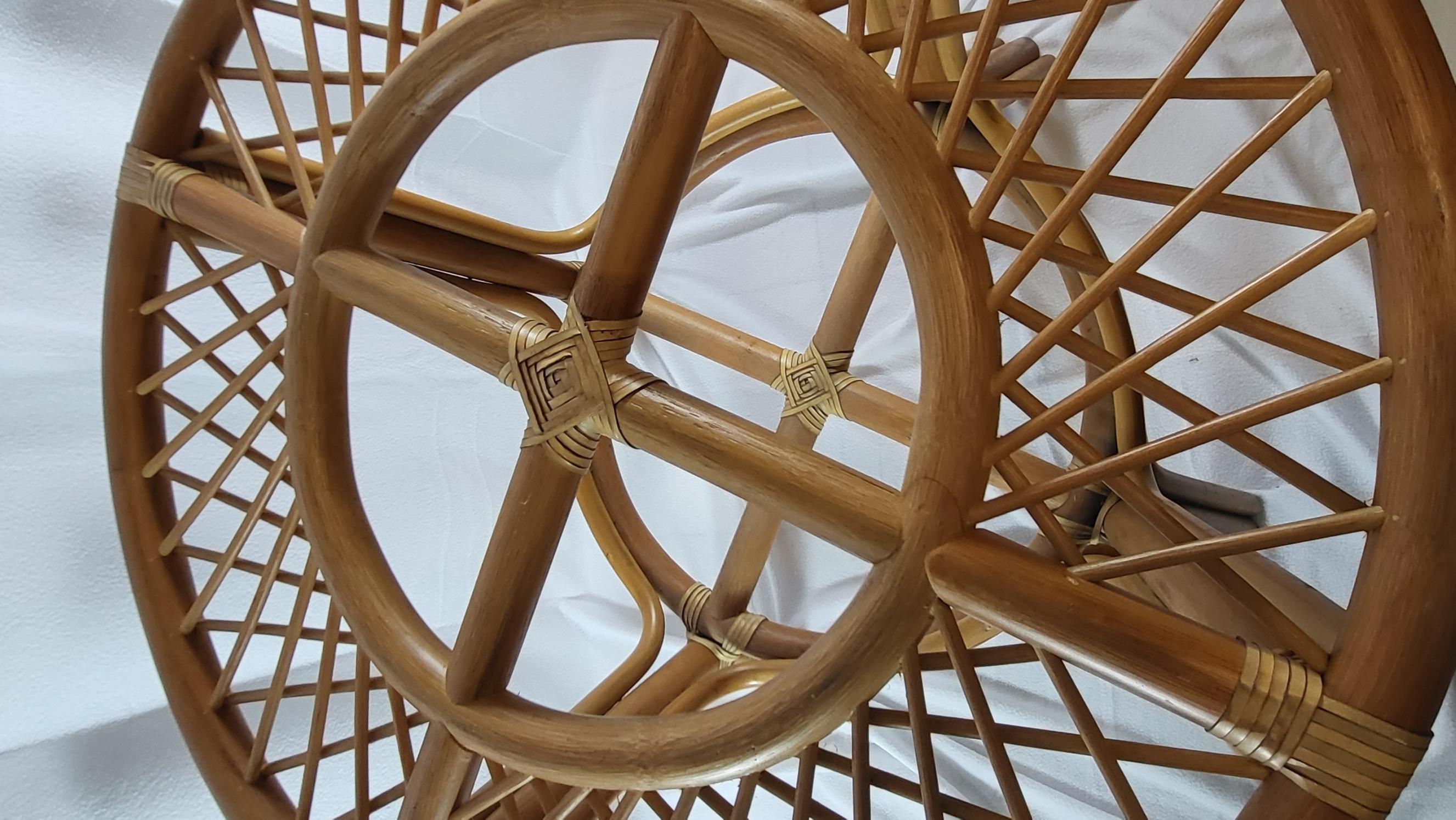 Table style Adrien Audoux , Frida Minet en rotin plateau verre France Circa 1970 In Good Condition For Sale In London, England