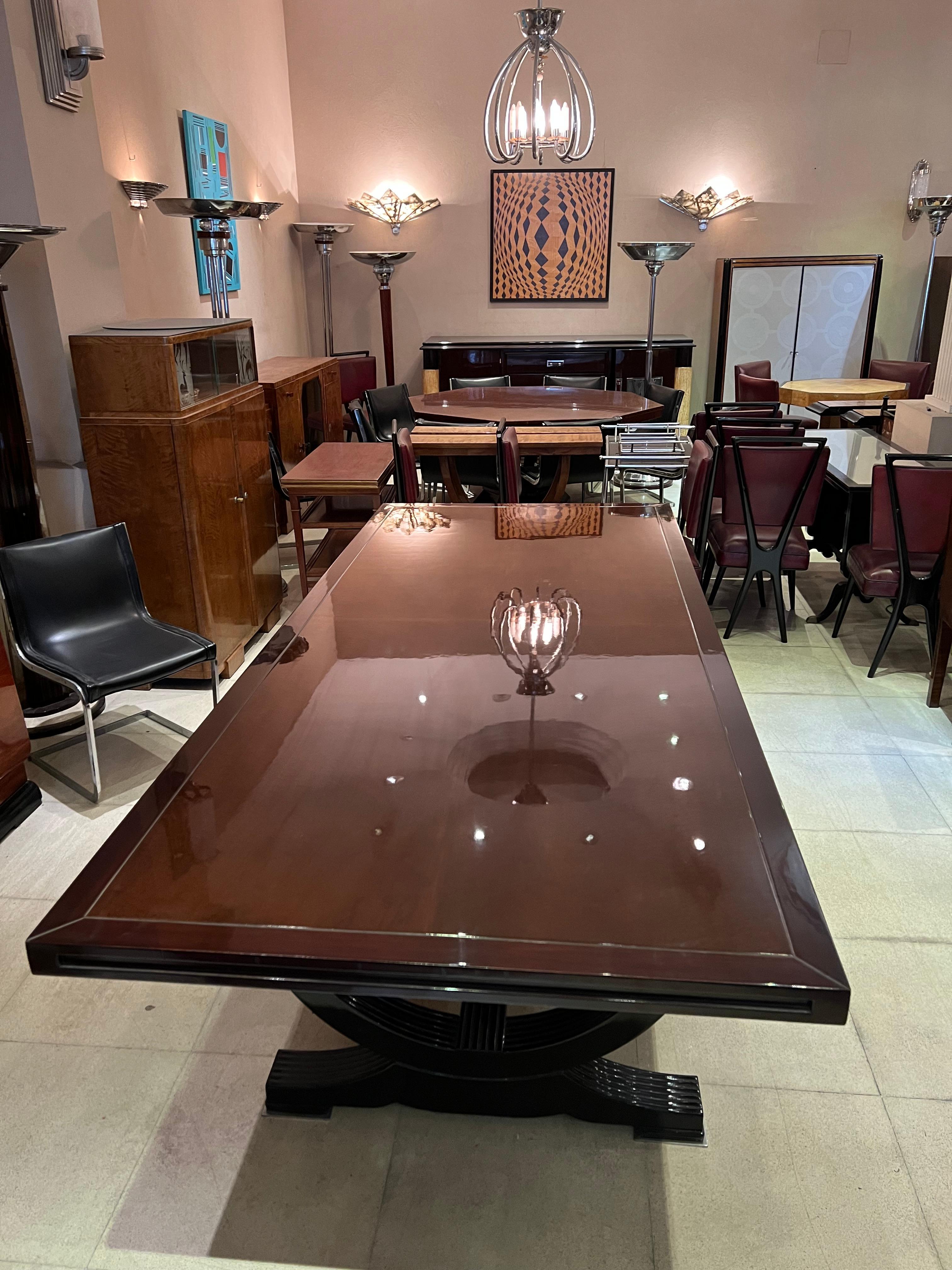 Table Style: Art Deco, 1930 in Walnut Root, French, 10 People 10
