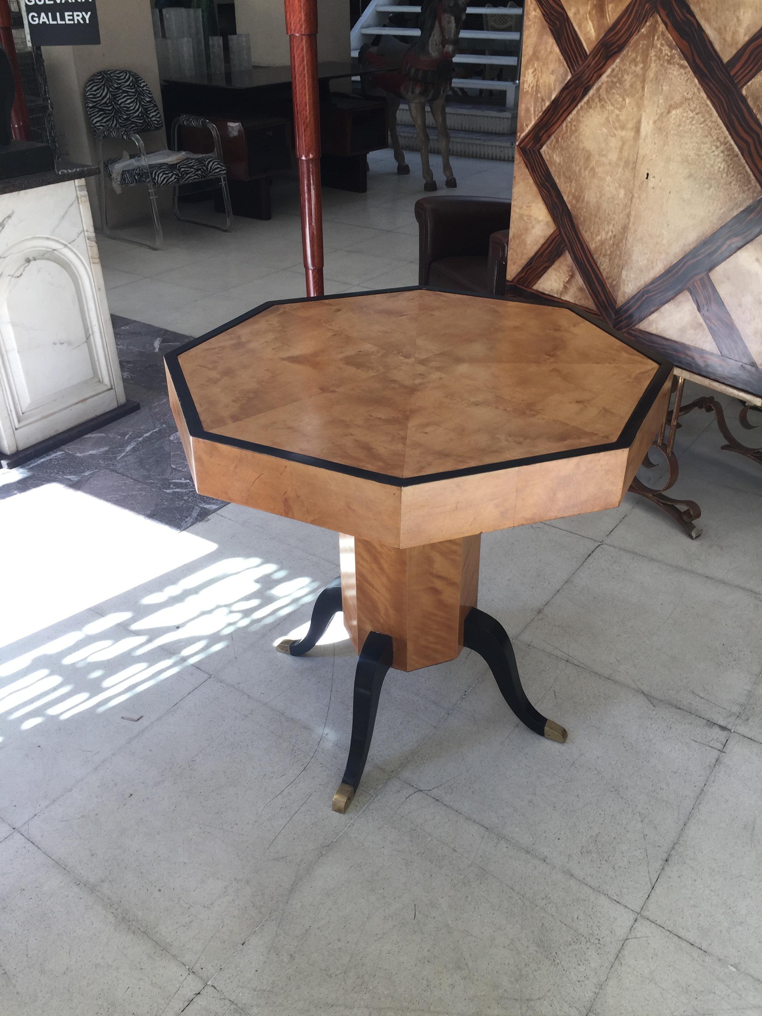 Dining table Art Deco

Year: 1920
Country: French
Wood and bronze
It is an elegant and sophisticated dining table.
You want to live in the golden years, this is the dining table that your project needs.
We have specialized in the sale of Art Deco