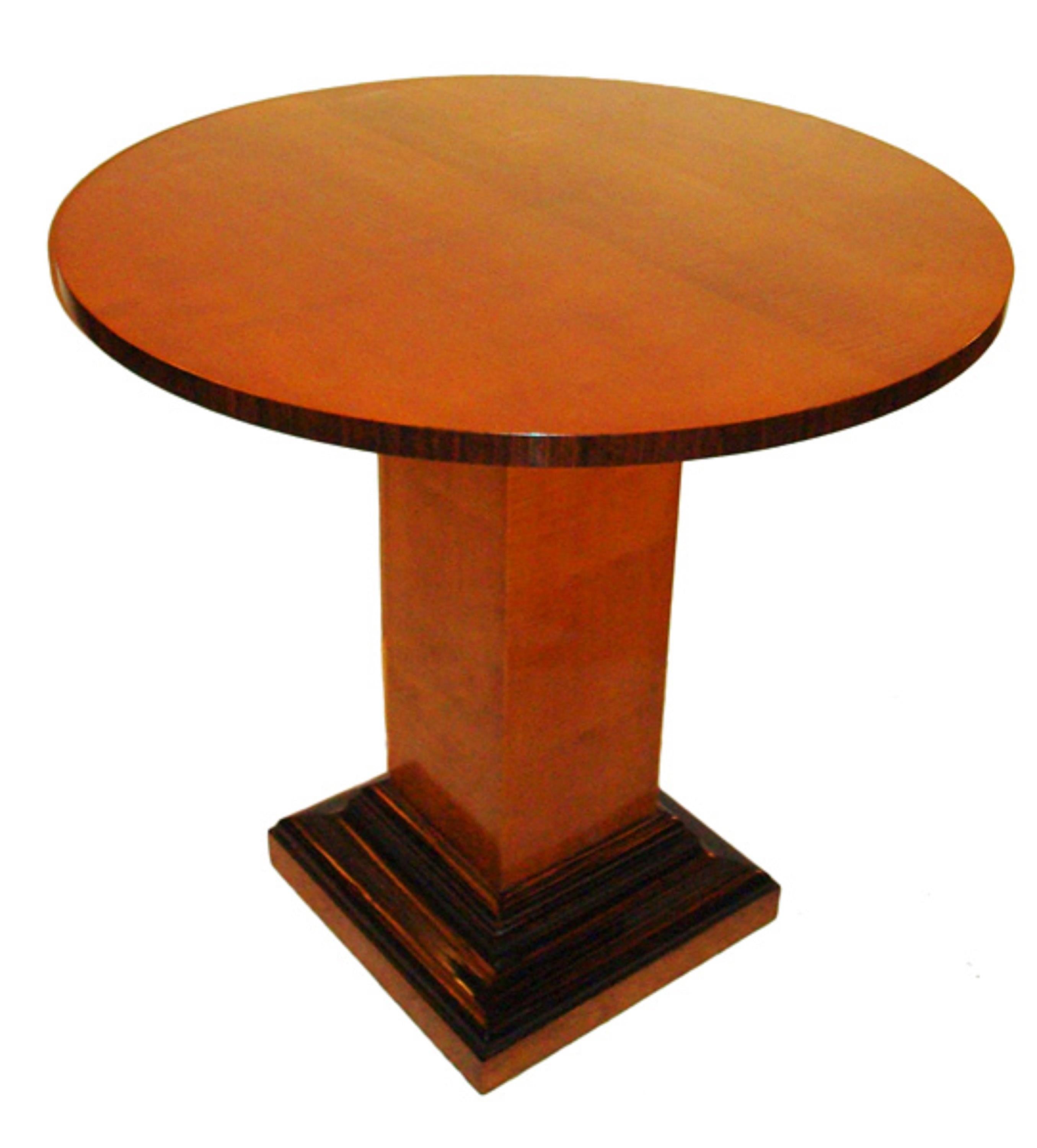 Tisch Art Deco

Jahr: 1920
Land: Französisch
Holz 
Es ist ein eleganter und anspruchsvoller Tisch.
Sie wollen in den goldenen Jahren leben, das ist der Tisch, den Ihr Projekt braucht.
Seit 1982 haben wir uns auf den Verkauf von Art Deco, Jugendstil