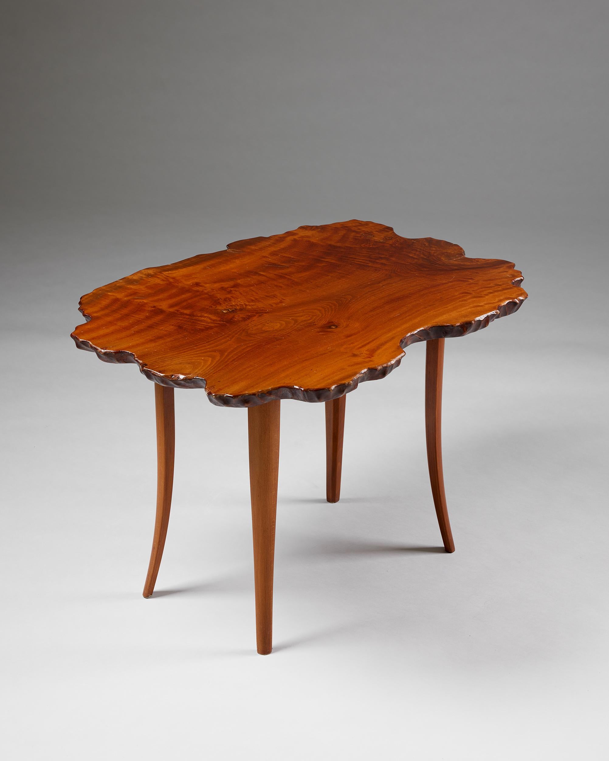 Tisch, anonym
Schweden, 1950er Jahre

Buche.

Sammlung von Heidi Boyce Broström (1939-2022), Witwe des Reeders Dan-Axel Broström (1915-1976).
Aus der Sammlung von Heidi Boyce Broström (1943-2022) und Dan Axel Broström (1915-1976).