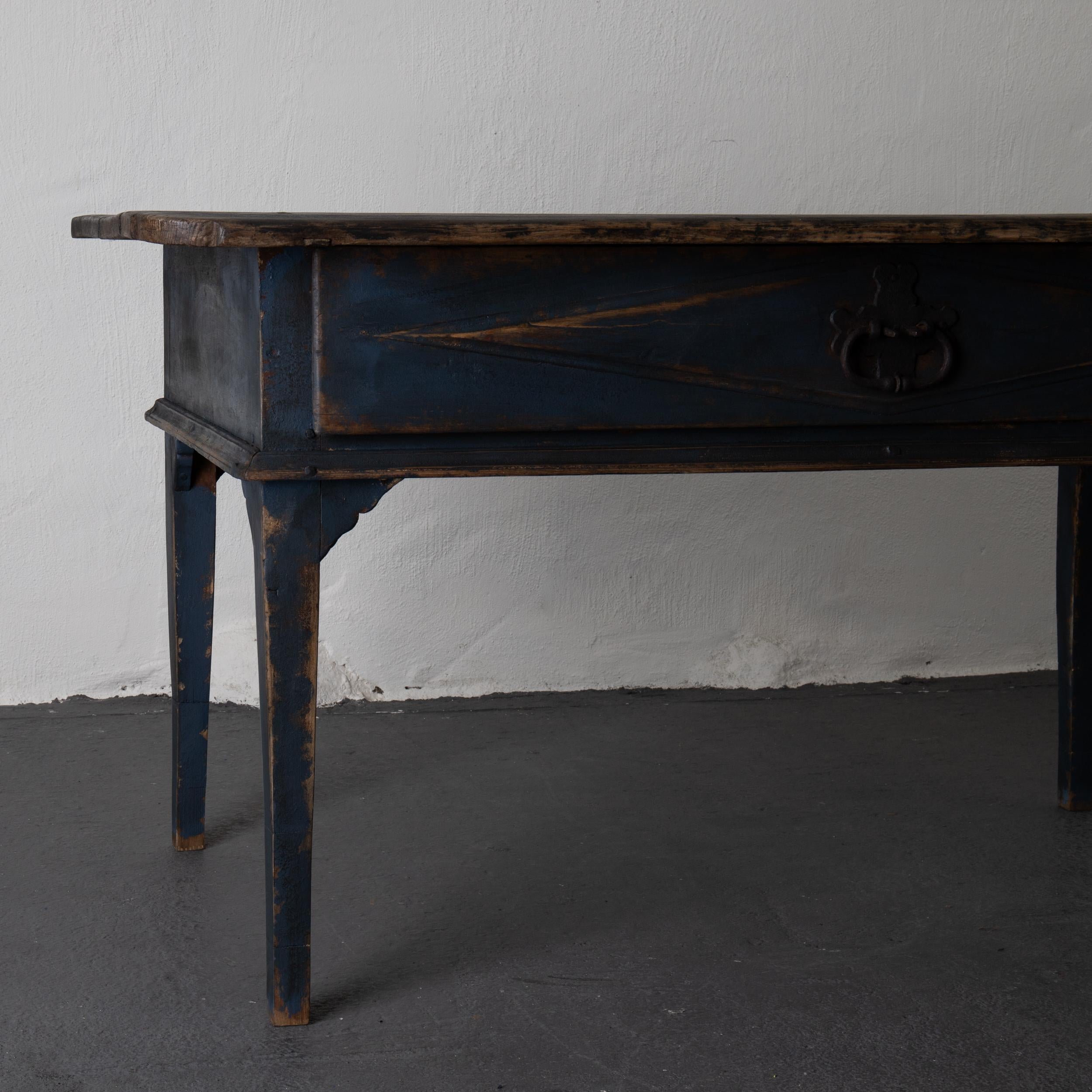 Table Swedish black blue, 19th century, Sweden. A table made during the early 19th century in Sweden. Painted with Laserow black on the top and a deep dark blue base. Carved drawer with diamond shapes in frieze. Original cast iron hardware. Tapered