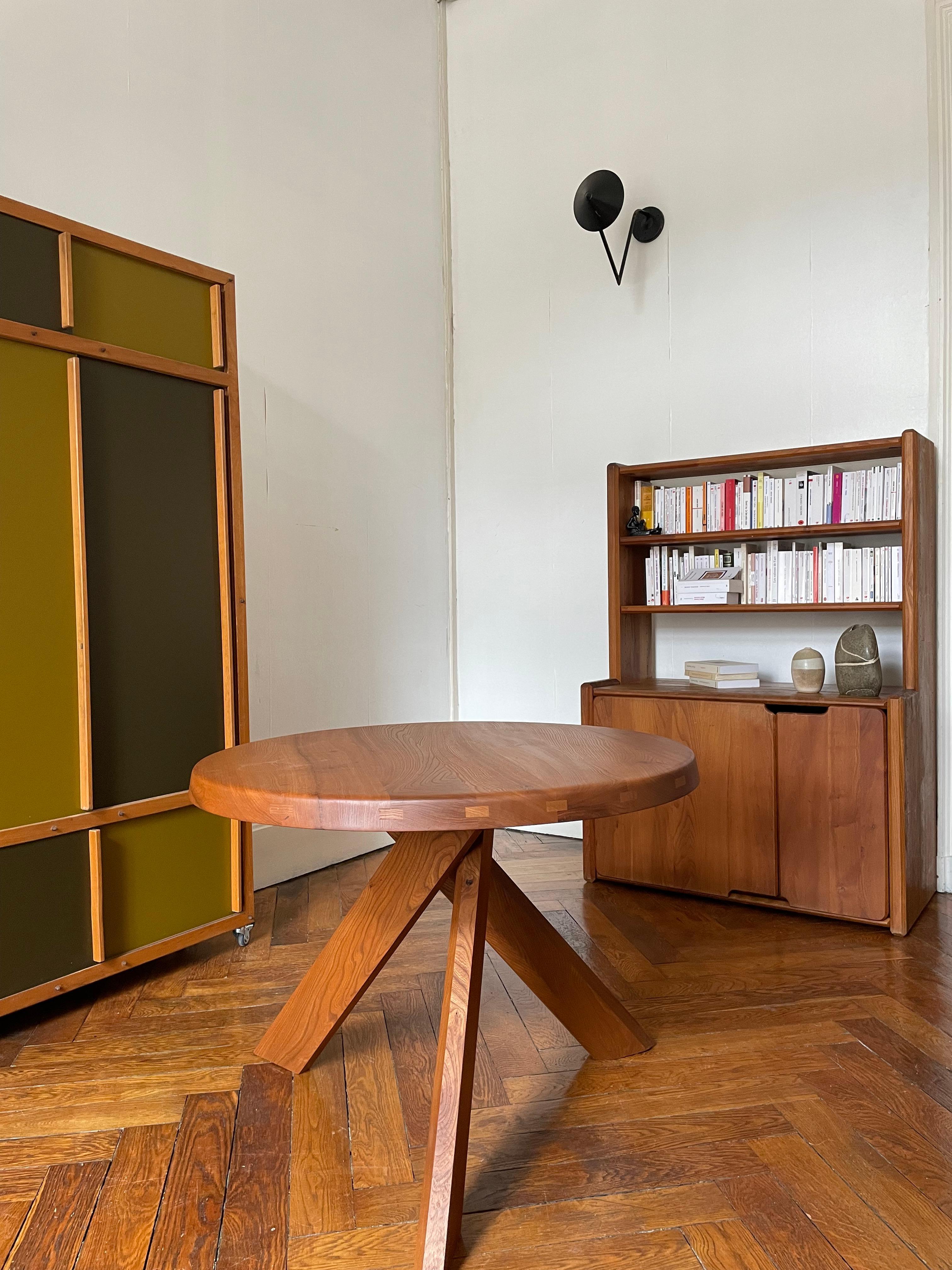 Table T 21 A by Pierre Chapo from 1978 in French Elm. 

Very beautiful table with a very beautiful patina in very good condition with a round top with an inclined edge, central base With 3 legs. very elegant table that can also be used as a side