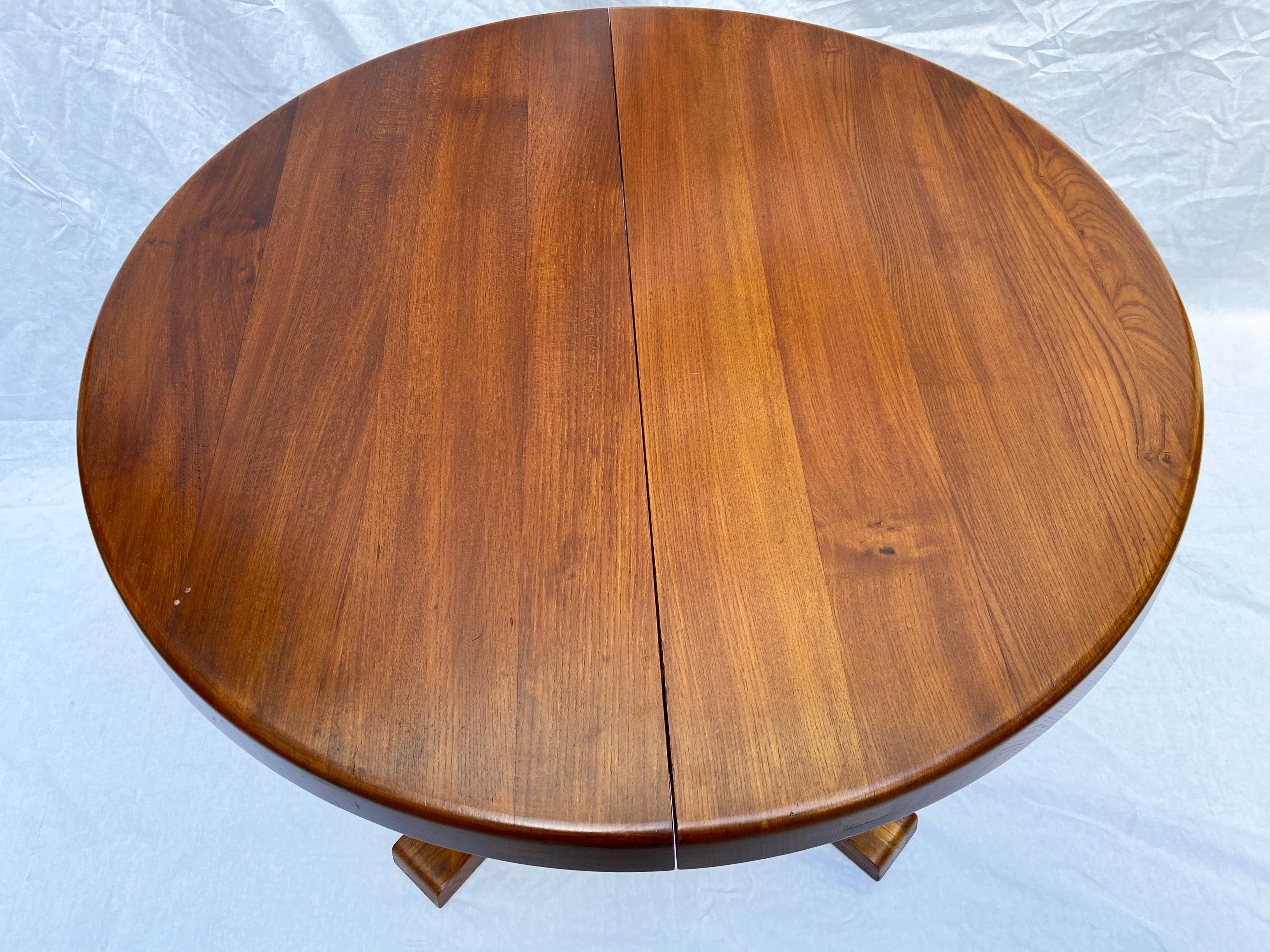Table T40 - Canard feet- Pierre Chapo 
Circular table with 2 central extensions 
Solid elm 
Circa 1978
Without extension: D 96 x H 74
With 2 extensions: W 196 x 96 x H 74
With 1 extension leaf : L 146 x 96 x H 74
In very good vintage condition
