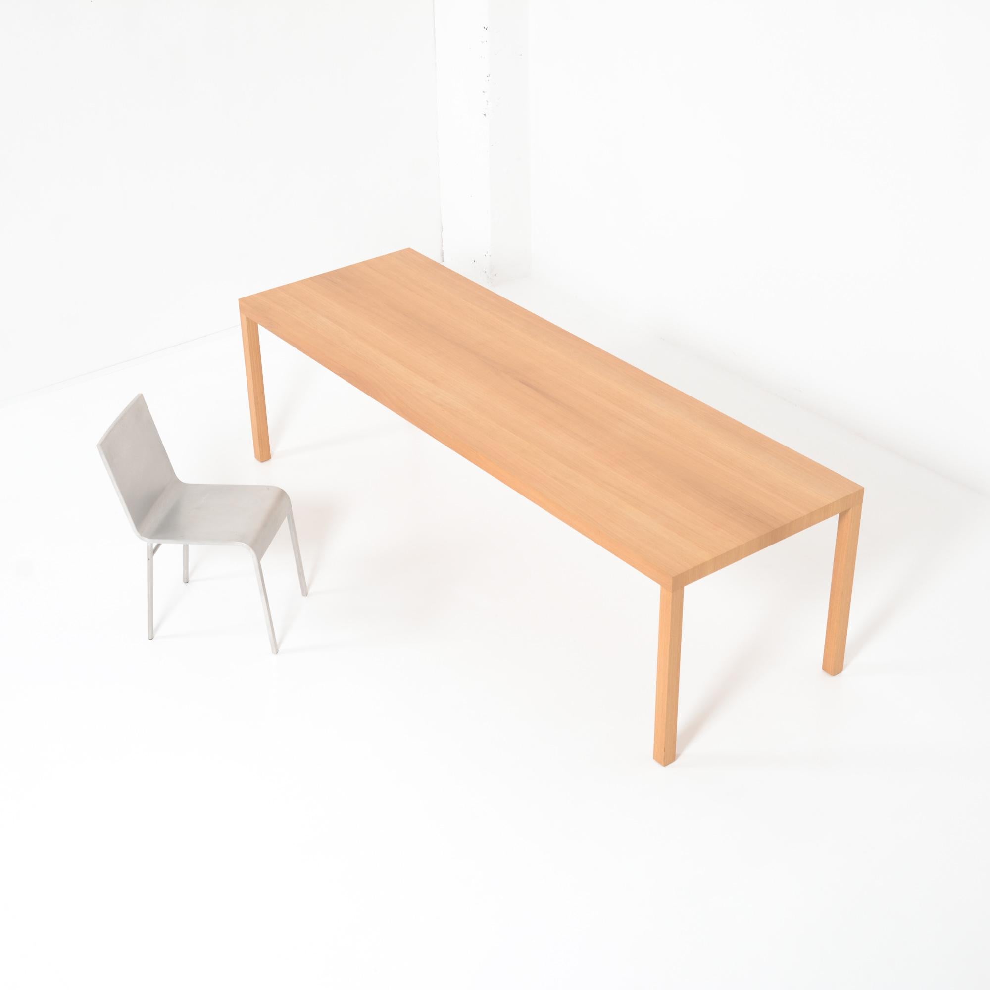 Dieser Tisch wurde 1988 von Maarten Van Severen entworfen. Er ist aus massiver Eiche gefertigt. Diese Tabelle wurde von Top-Mouton (1999) erstellt.
Minimalismus versus Maximalismus: Maarten Van Severen hat diesen Tisch entworfen, um benutzt zu