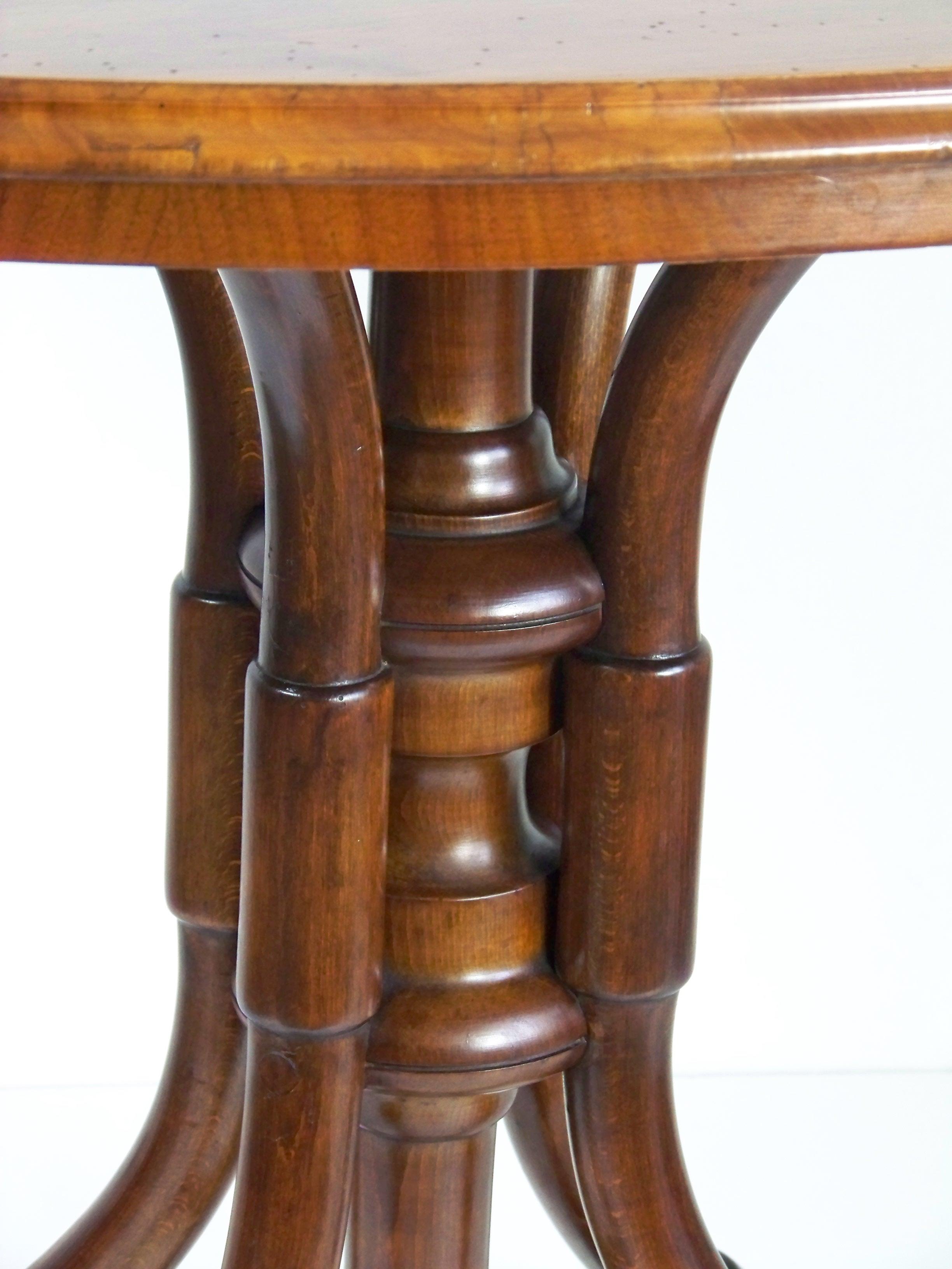 Manufactured in Austria by the Gebrüder Thonet Company. Finely restored: Treated against woodworm by injecting chemistry, cleaned and repolished polish. Labeled by paper label.