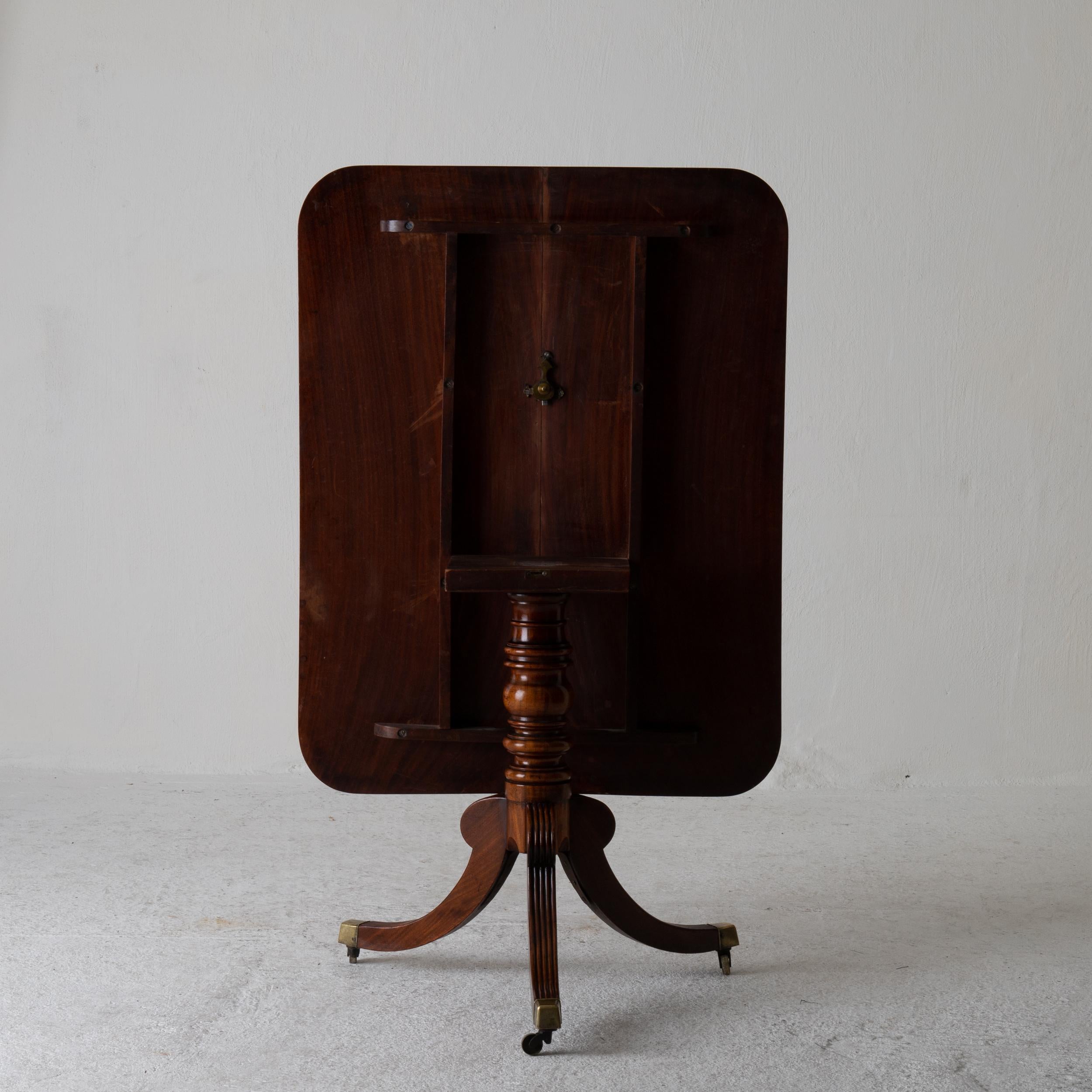 Table Tilt-Top English Mahogany, 18th Century For Sale 3