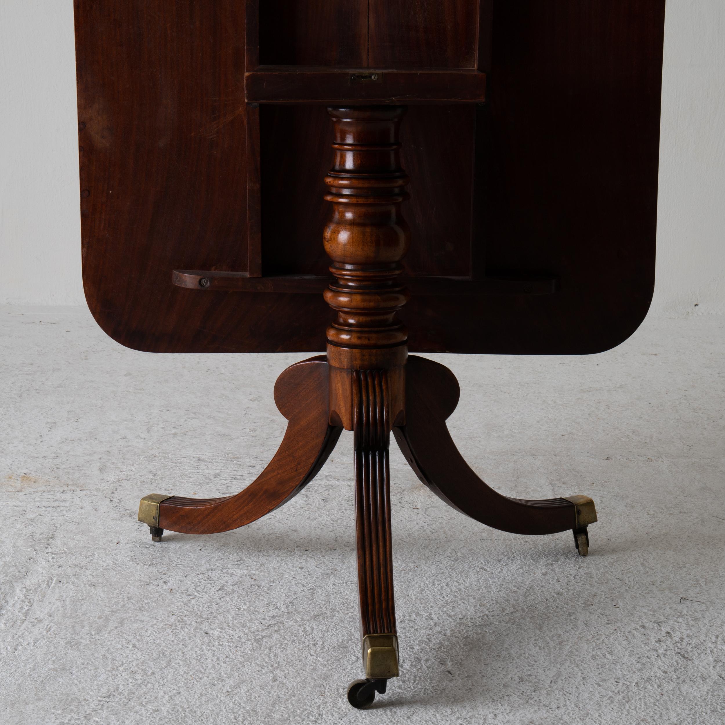 Table Tilt-Top English Mahogany, 18th Century For Sale 4