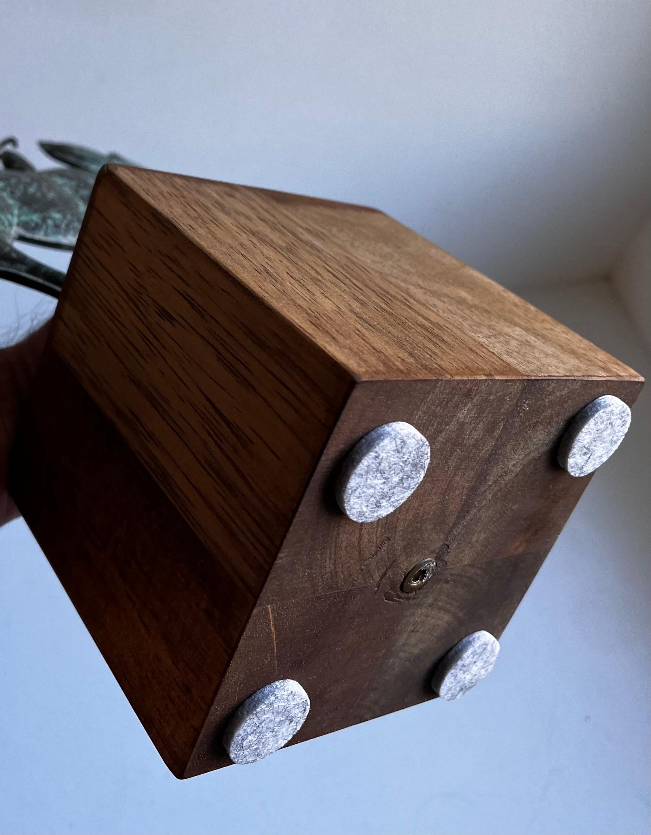 Scultura di alce da tavolo con banderuola in rame su base in Wood in vendita 3