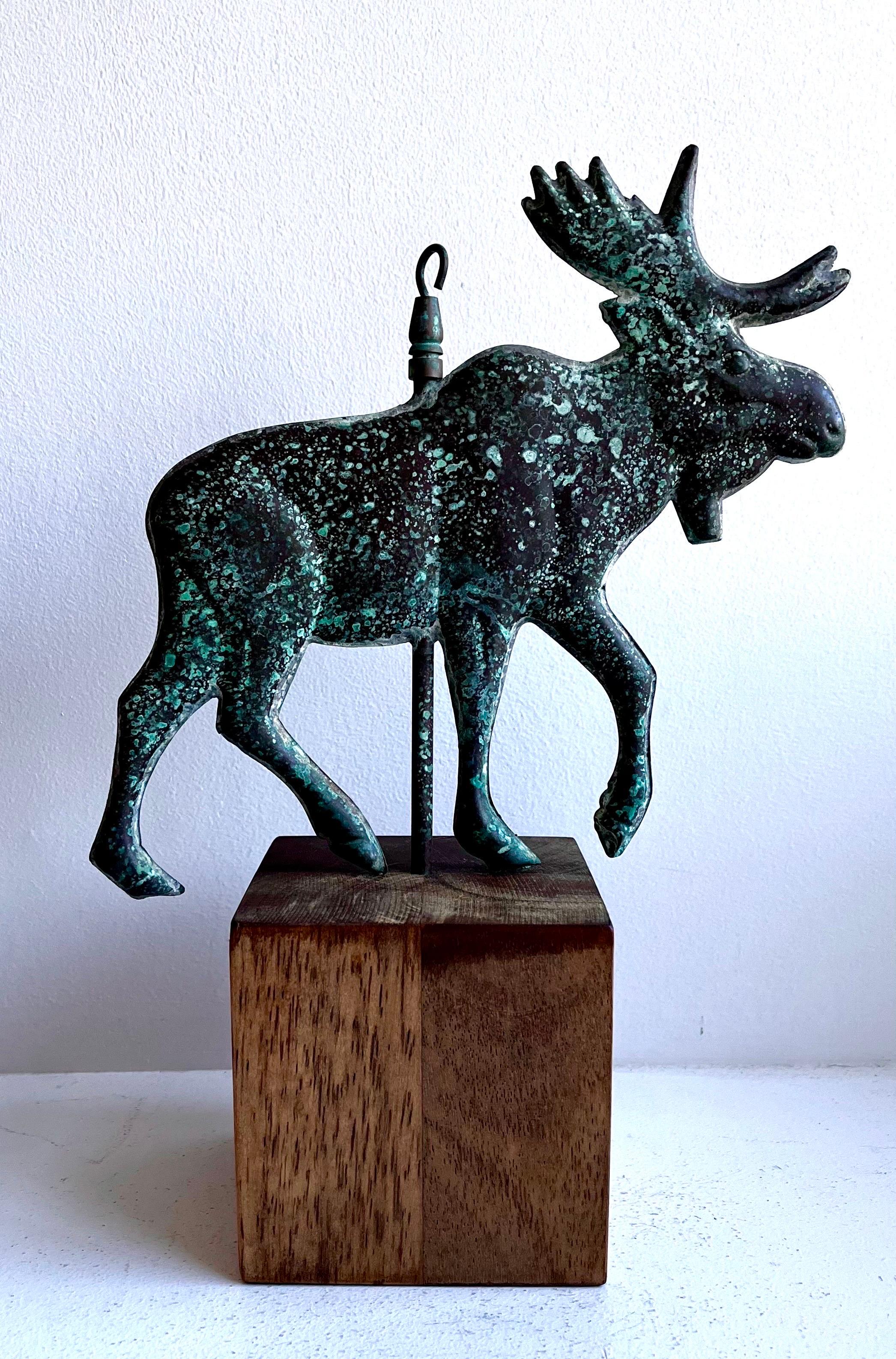 Scultura di alce da tavolo con banderuola in rame su base in Wood in vendita 4