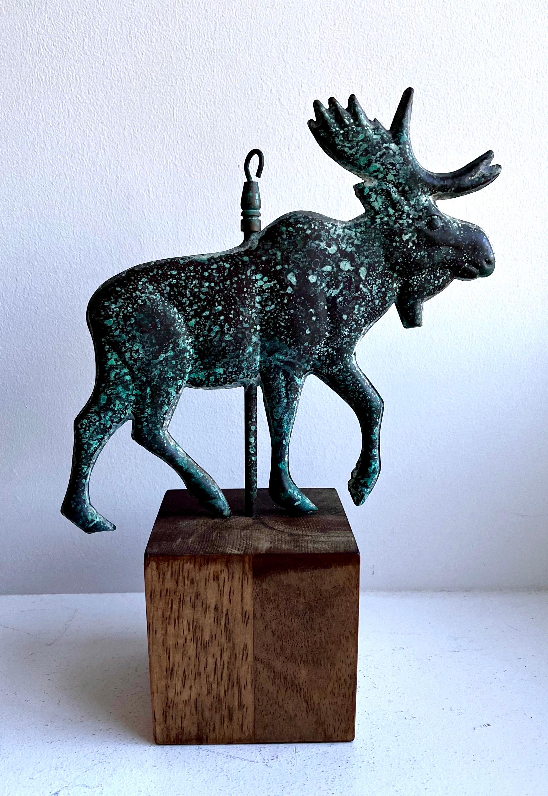 Scultura di alce su base di Wood

