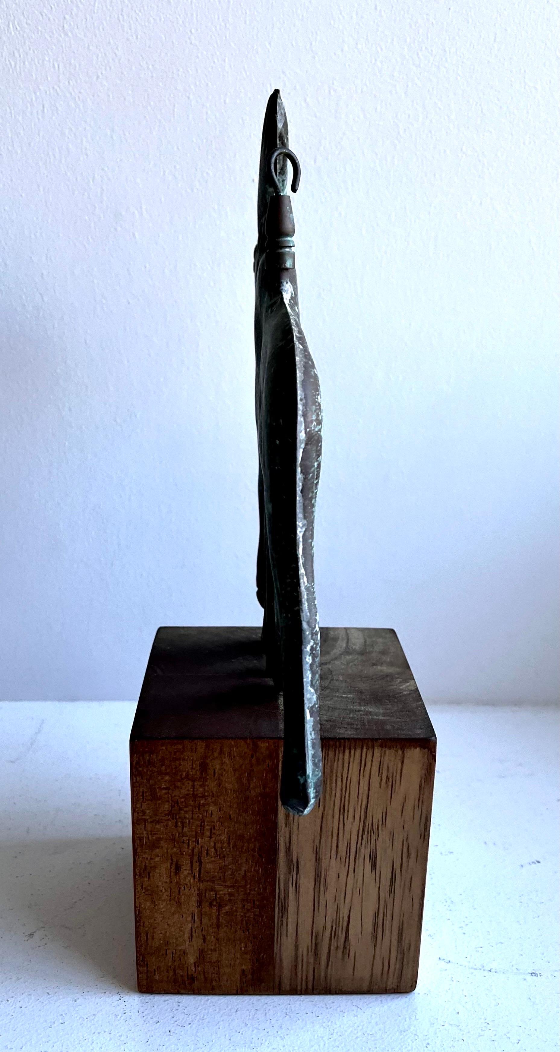 Mid-Century moderno Scultura di alce da tavolo con banderuola in rame su base in Wood in vendita