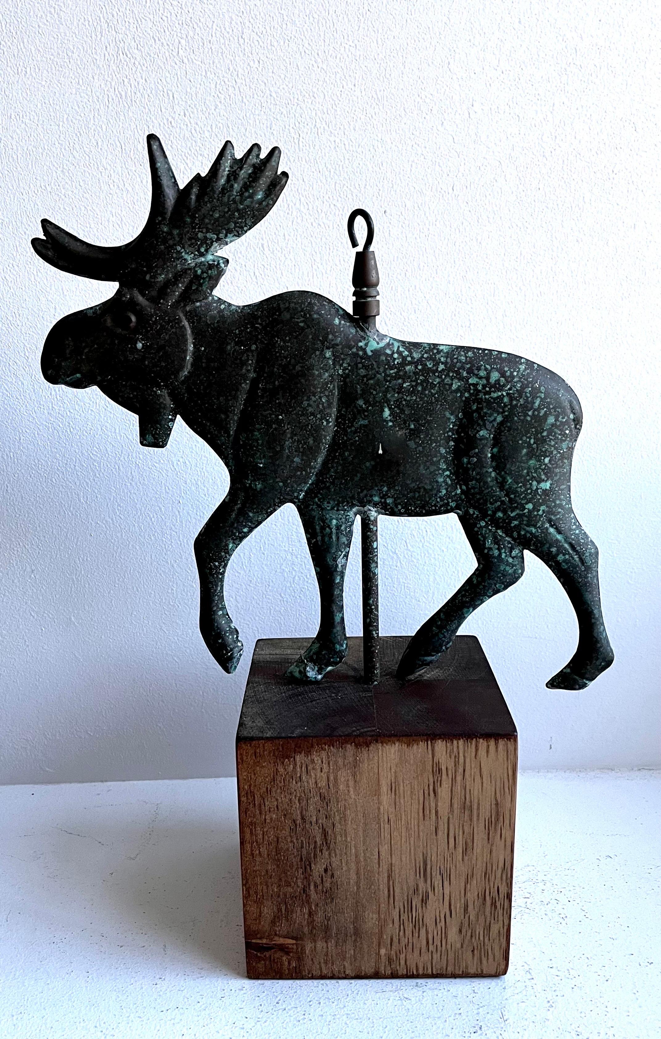 Americano Scultura di alce da tavolo con banderuola in rame su base in Wood in vendita