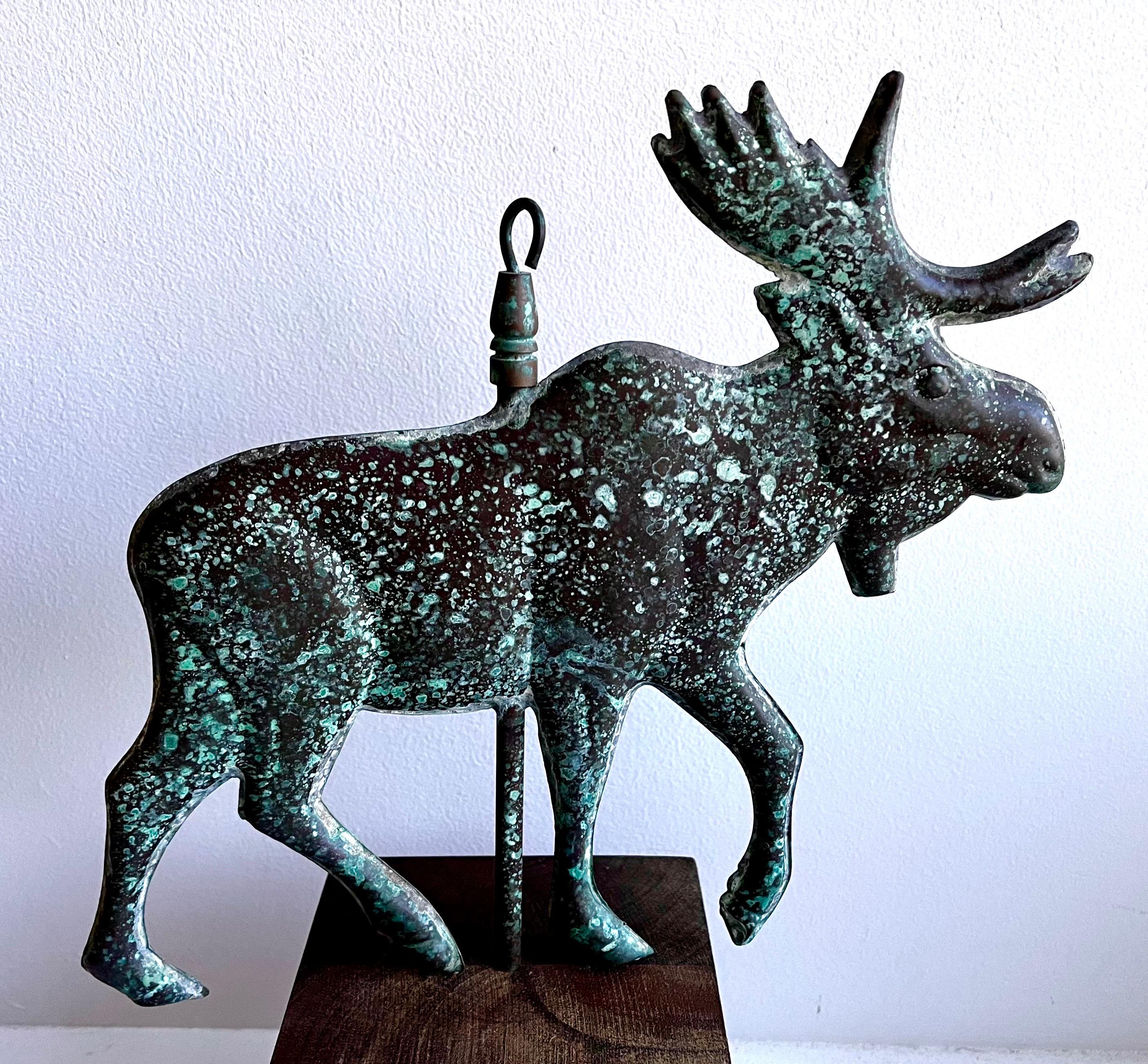 XX secolo Scultura di alce da tavolo con banderuola in rame su base in Wood in vendita