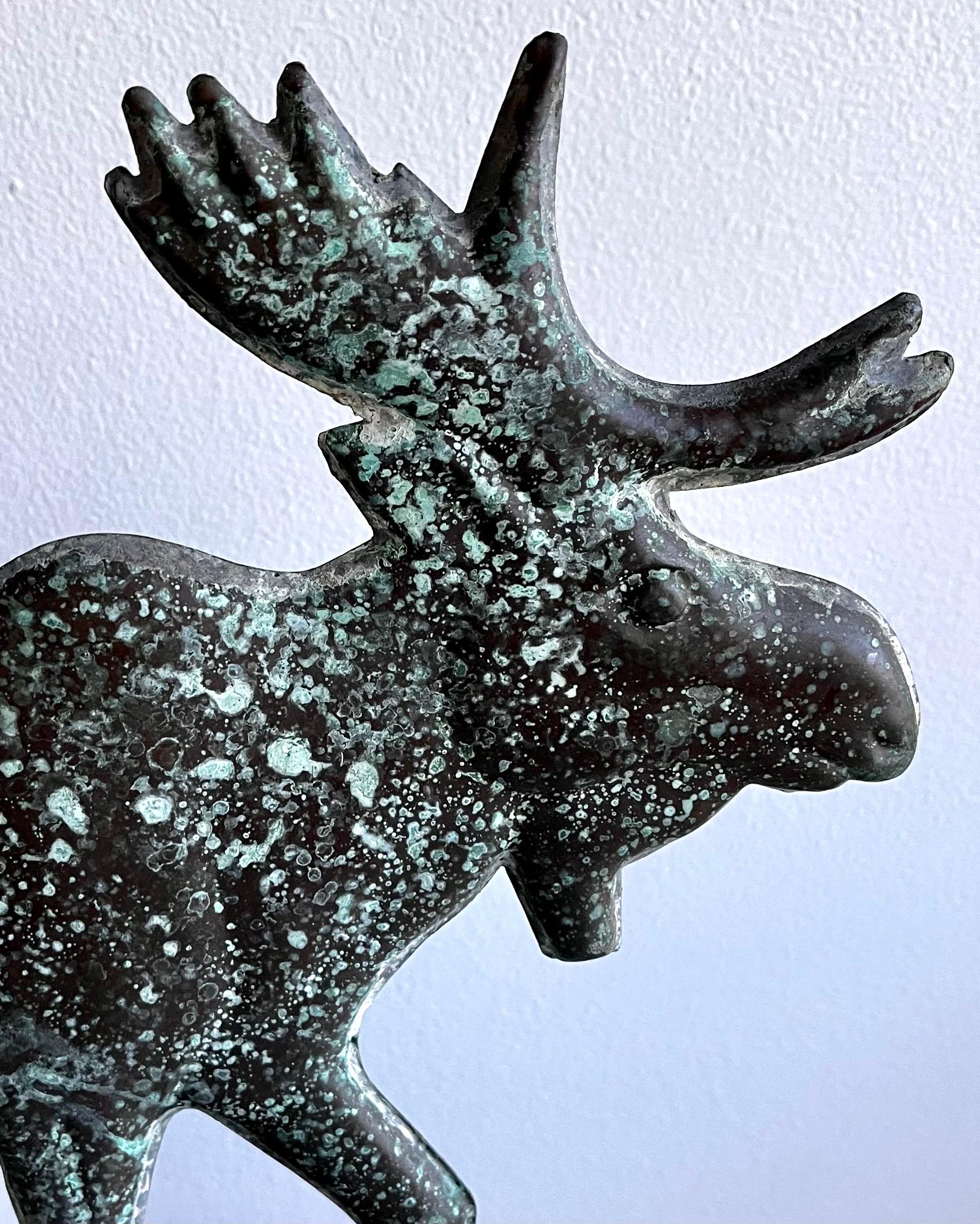 Rame Scultura di alce da tavolo con banderuola in rame su base in Wood in vendita