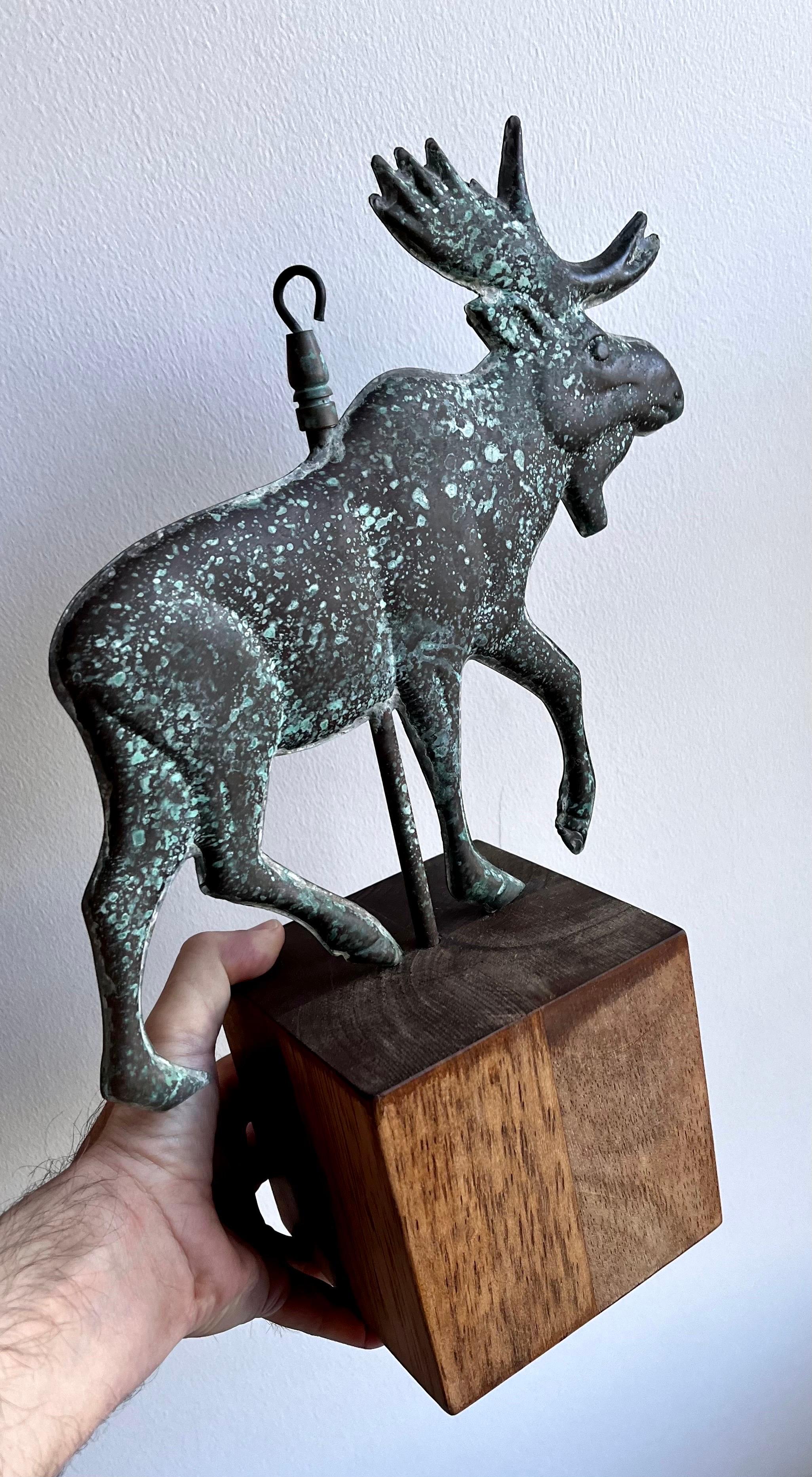 Scultura di alce da tavolo con banderuola in rame su base in Wood in vendita 1