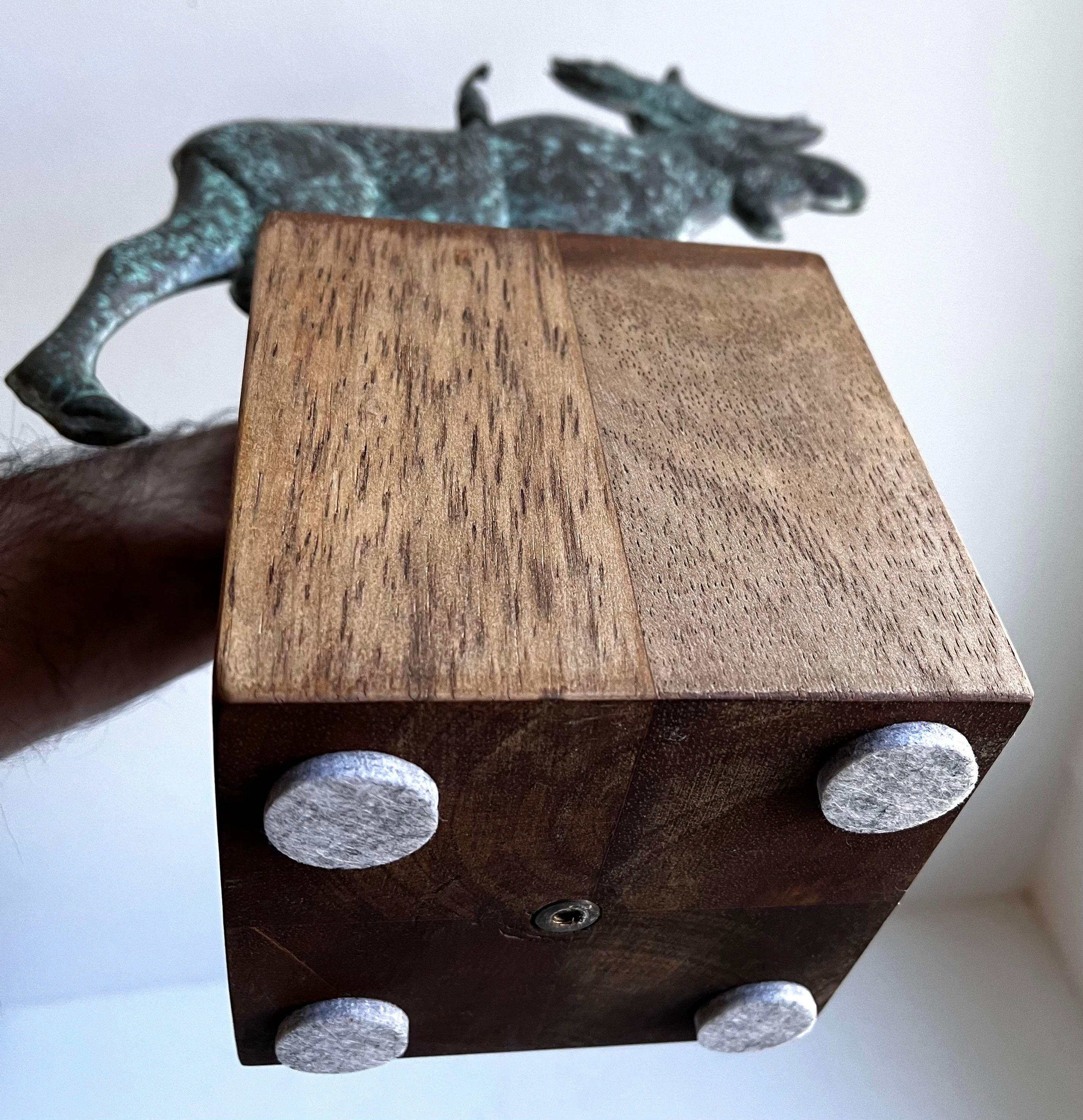 Scultura di alce da tavolo con banderuola in rame su base in Wood in vendita 2