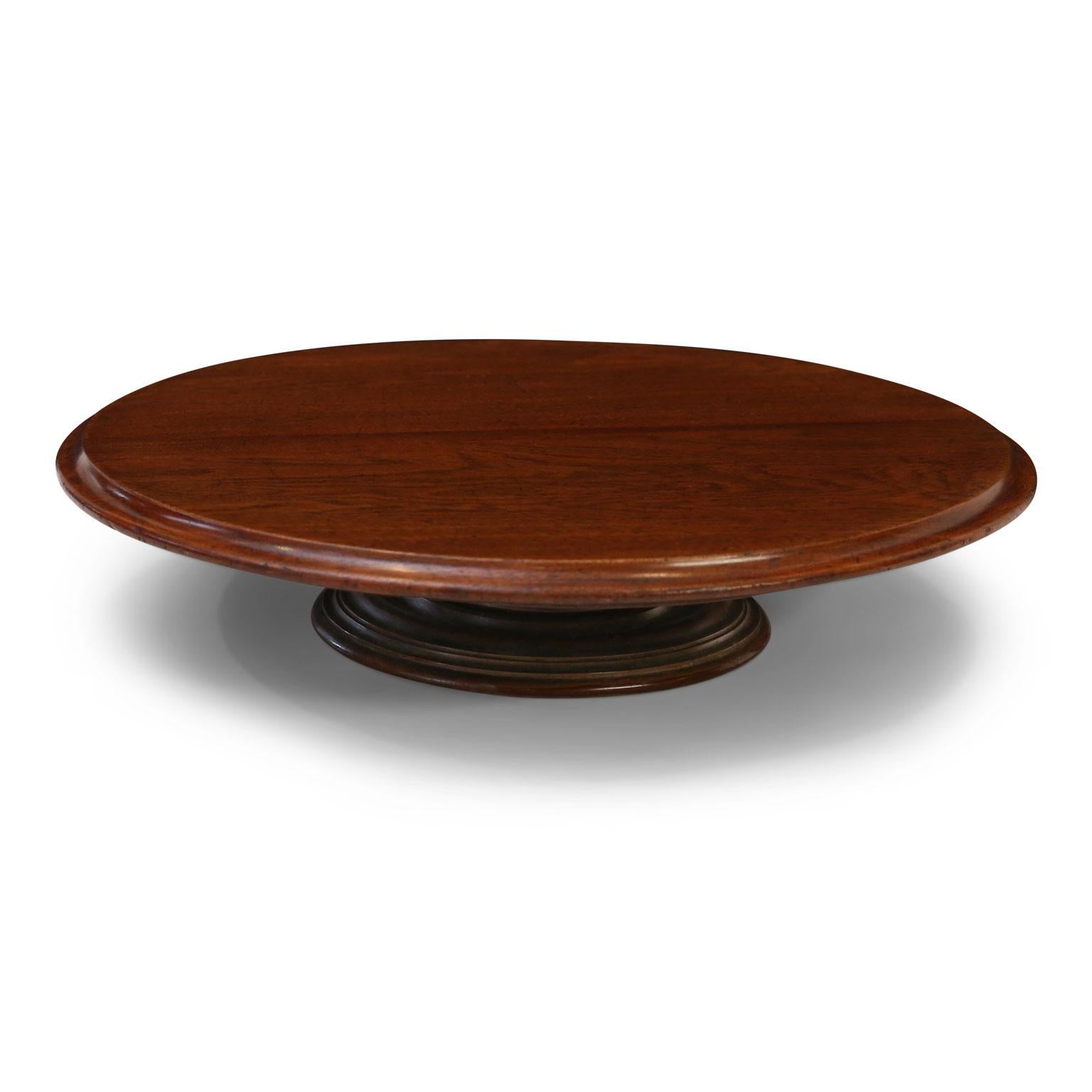 Tabletop Lazy Susan in brown English oak. Dating to the late 19th century and in excellent condition.

Note: Regional differences in humidity and climate during shipping may cause antique and vintage wood to shrink and/or split along its grain,