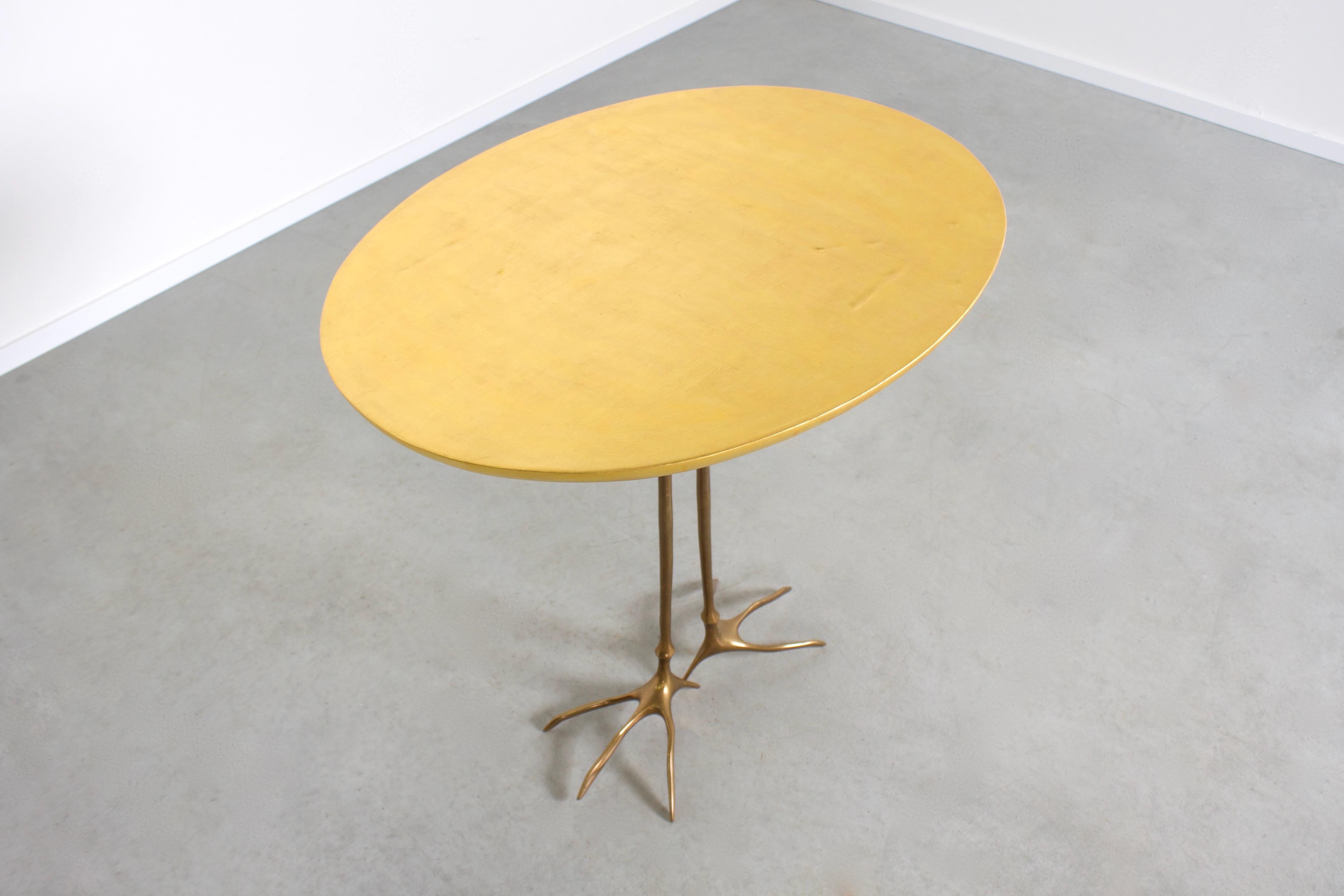 Original ’Traccia’ table in very good condition.

Designed by Meret Oppenheim 

Produced by Studio Simon’s Collezione Ultramobili, Milan, 1972

The tabletop is covered in gold leaf and has bird tracks embossed in the surface.

The top rests on two