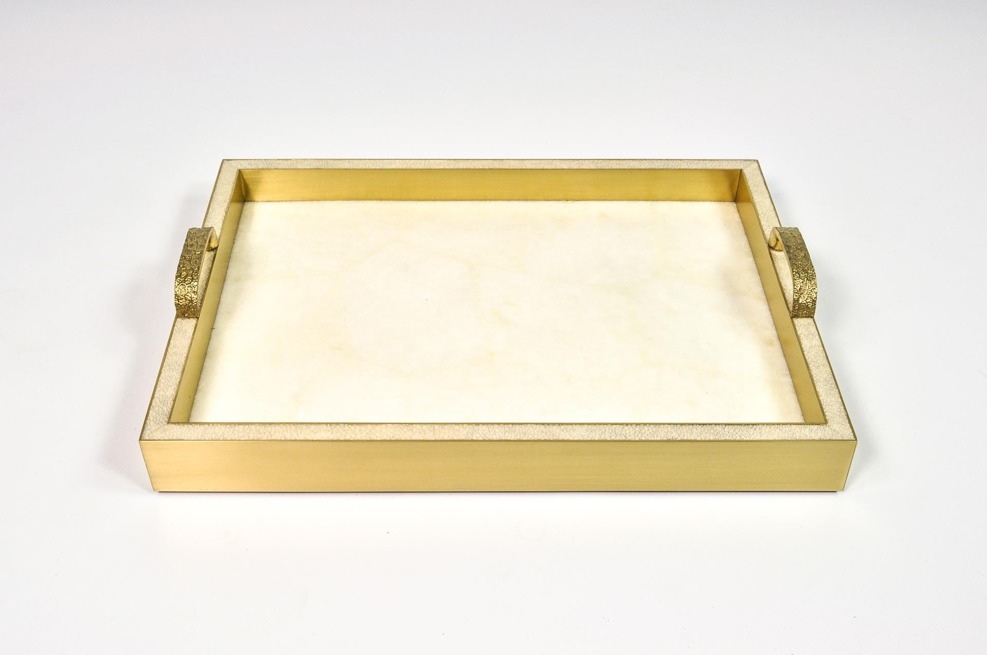 This table tray is made of white rock crystal marquetry with brushed brass sides (interior and exterior).
The upper edge is made of shagreen.
The handles are in casted brass.

Dimensions: 15.75 