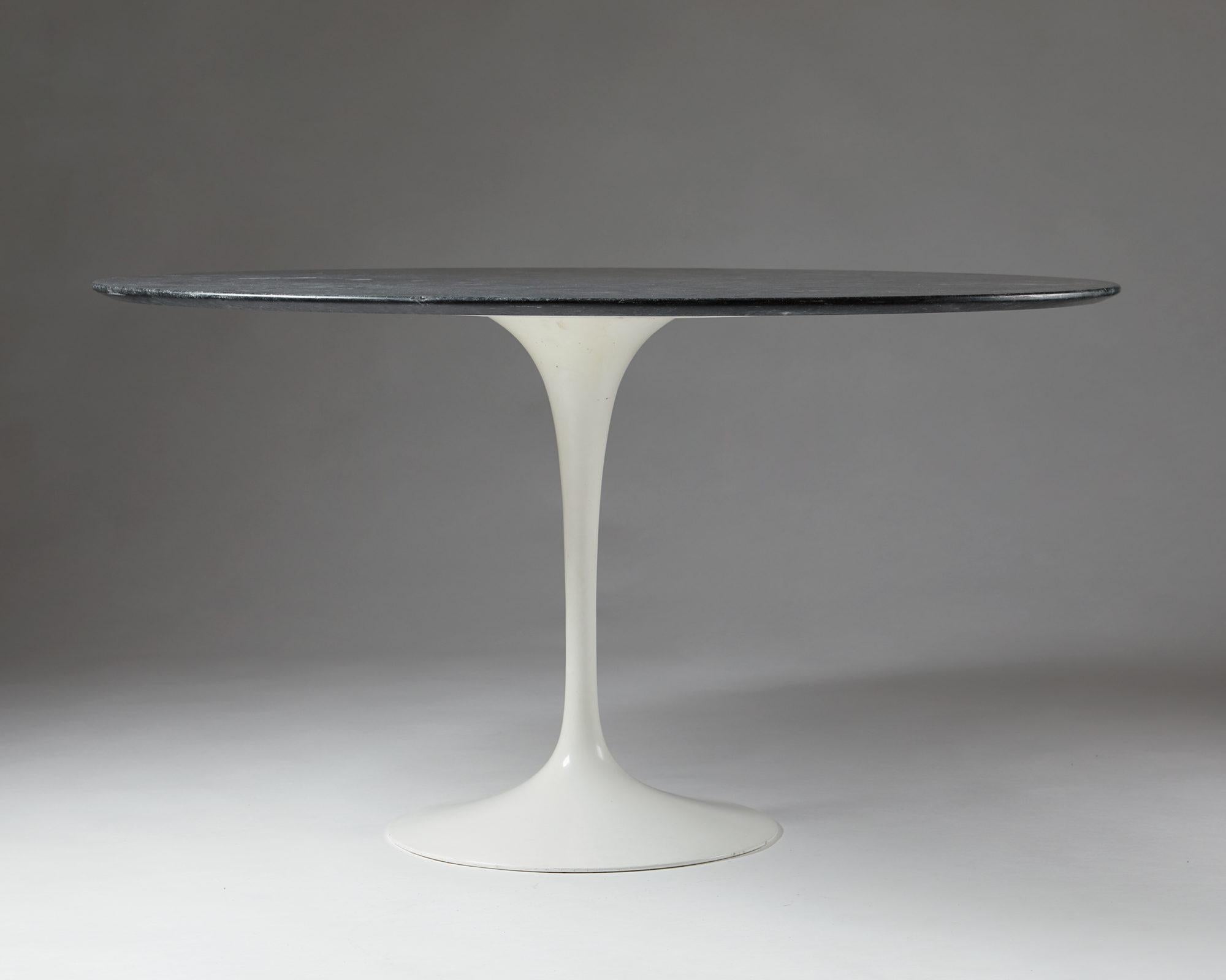 Table “Tulip” Designed by Eero Saarinen for Knoll International In Good Condition In Stockholm, SE