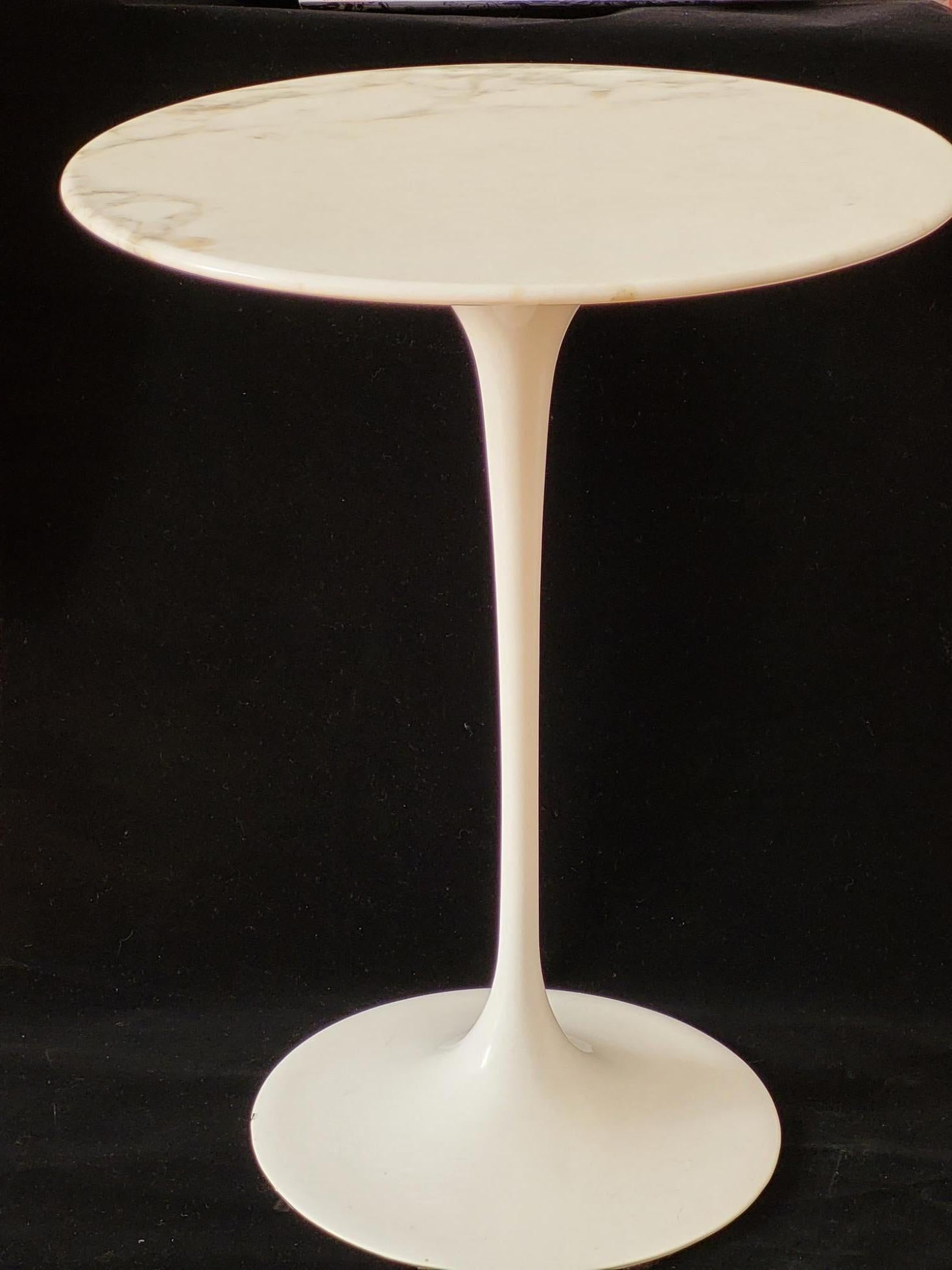 Mesa Tulipe de Eero Saarinen plateau marbre blanc Knoll International 1957 Futurista