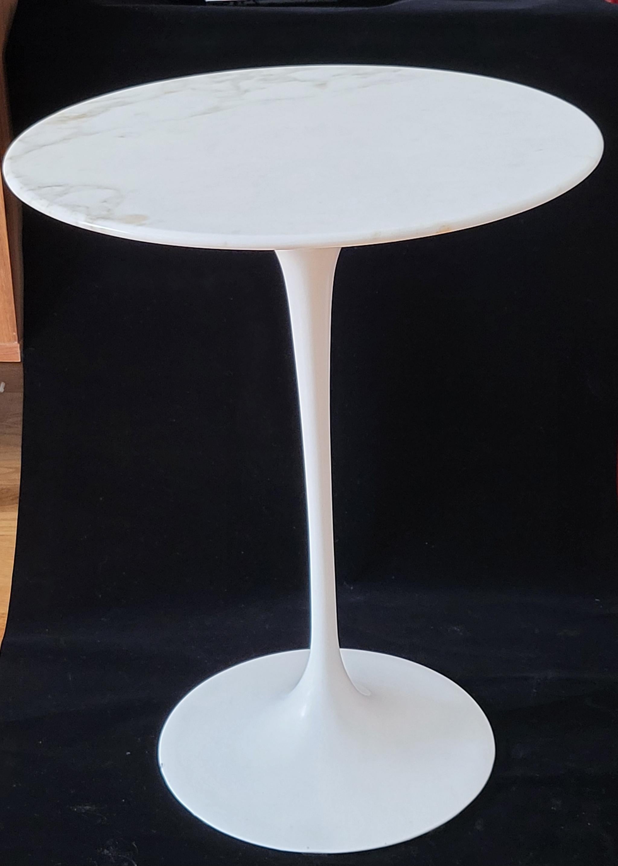Mesa Tulipe de Eero Saarinen plateau marbre blanc Knoll International 1957 Estadounidense