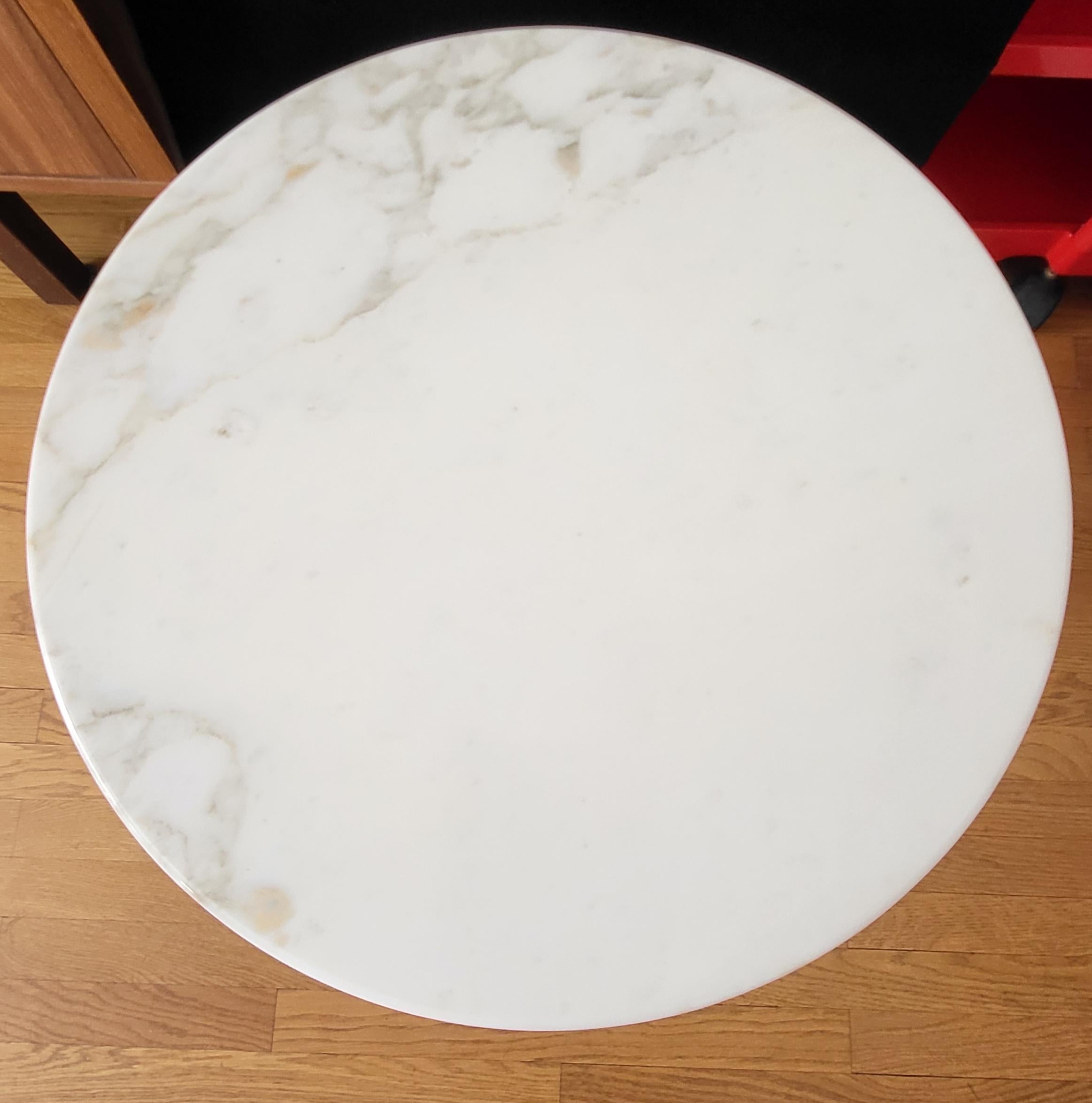 Mesa Tulipe de Eero Saarinen plateau marbre blanc Knoll International 1957 Otro