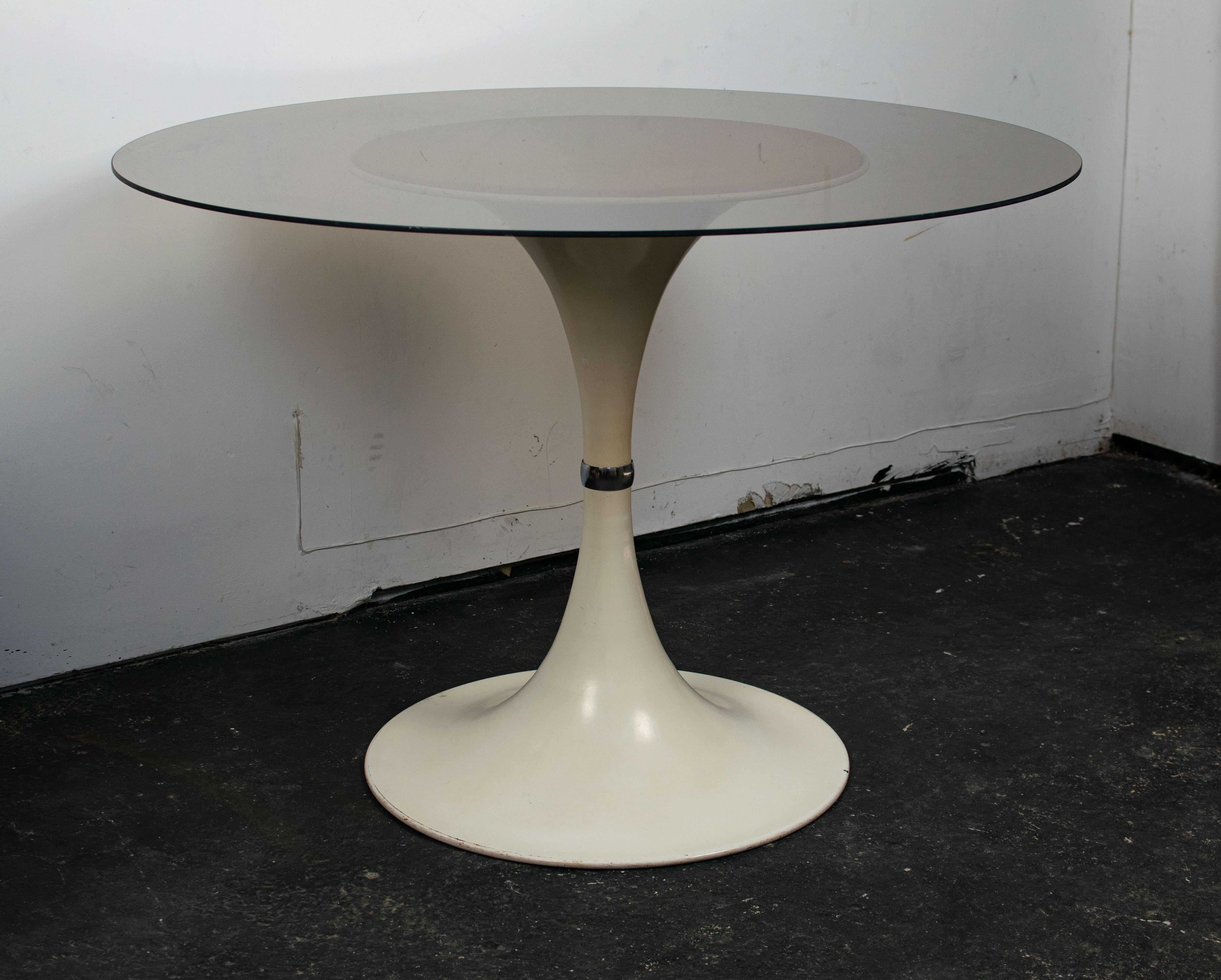 Table tulipe attribuée au designer italien Gastone Rinaldi, éditée dans les années 70. 
Cette table tulipe est réalisée en aluminium. Son pied caractéristique se reconnaît à cette anneau situé au milieu du pied. Ici, le pied a probablement été